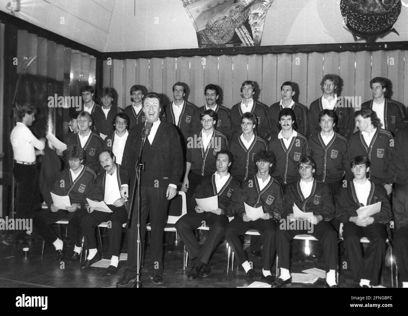 Rekord der deutschen Fußballnationalmannschaft für den WM-Song 1986 mit Peter Alexander 01.12.1985. [Automatisierte Übersetzung] Stockfoto