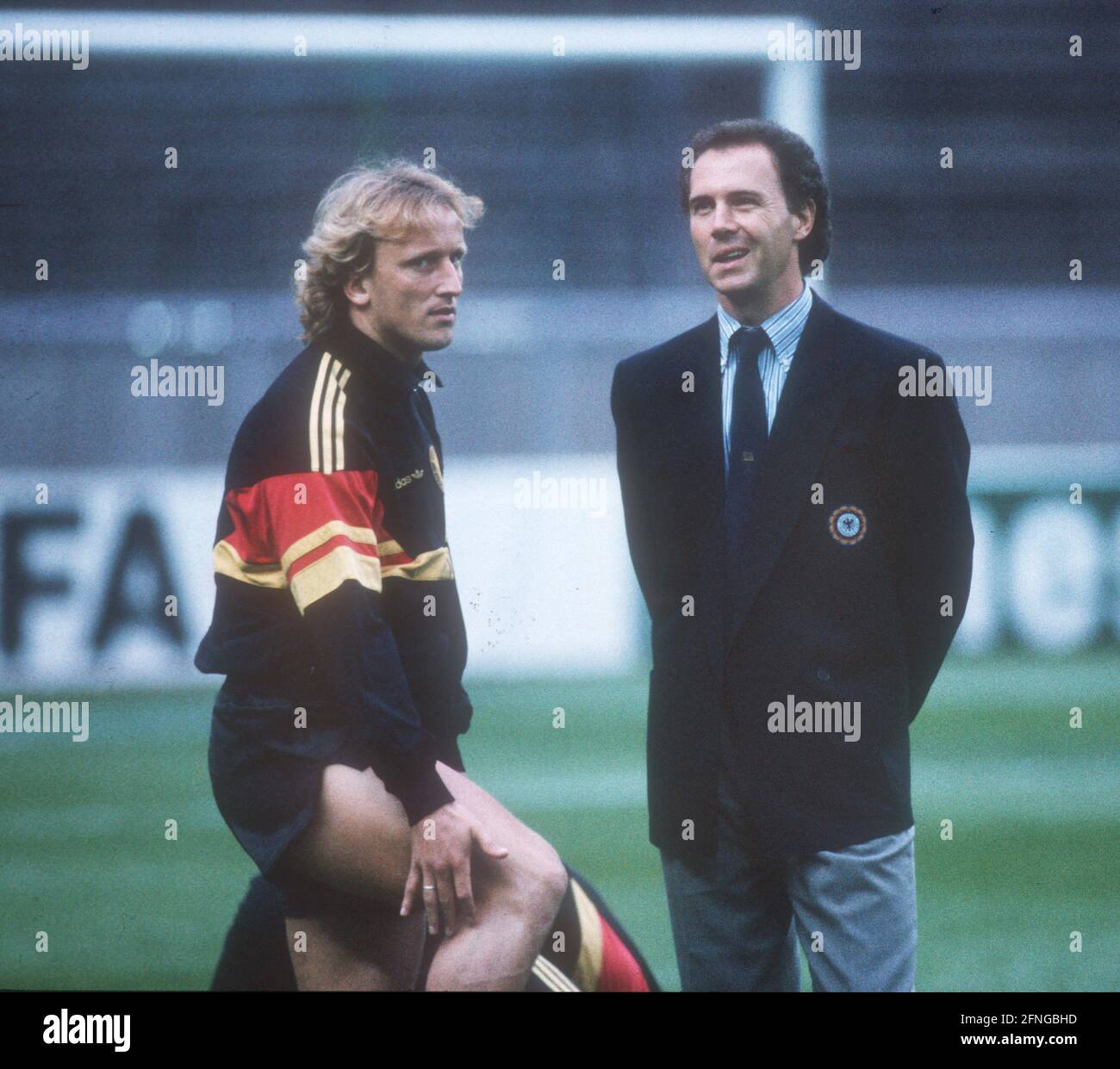 Teamchef Franz Beckenbauer (deutsche Fußballnationalmannschaft) mit Andreas Brehme am 12.08.1987 in Berlin vor dem Länderspiel gegen Frankreich. Copyright nur für journalistische Nutzung! Nur für redaktionelle Zwecke! Copyright nur für journalistische Nutzung ! Nur für redaktionelle Zwecke! [Automatisierte Übersetzung] Stockfoto