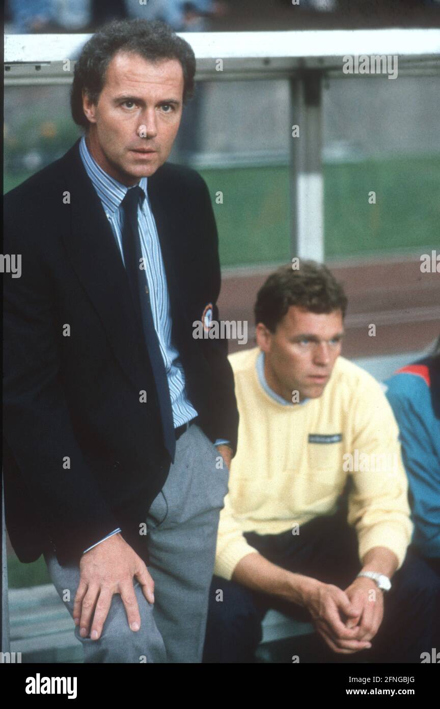 Teamchef Franz Beckenbauer (deutsche Fußballnationalmannschaft) mit dem Assistenten Holger Lenz am 12.08.1987 in Berlin. Copyright nur für journalistische Nutzung! Nur für redaktionelle Zwecke! Copyright nur für journalistische Nutzung ! Nur für redaktionelle Zwecke! [Automatisierte Übersetzung] Stockfoto