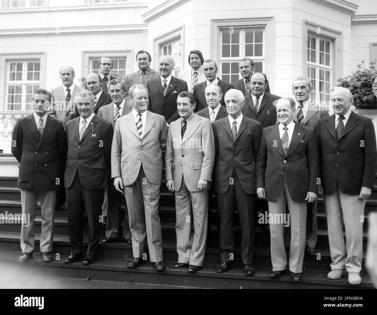 Bundeskanzler Willi Brandt lädt ehemalige Nationalspieler ins Bonner Palais Schaumburg 13.09.1973 ein (Datum geschätzt) Oben von links: Willi Schulz, Jupp Posipal, Hans Jakob, Helmut Rahn, Horst Eckel, Max Morlock. Mitte von links: Werner Liebrich, Herbert Erhardt, Ernst Lehner, Ernst Kuzorra, Werner Kohlmeyer , Reinhold Münzenberg . Unten von links: Ottmar Walter, Paul Janes, Kanzler Willi Brandt, Fritz Walter, Ludwig Goldbrunner, Sepp Herberger, Fritz Szepan. Copyright nur für journalistische Nutzung ! Nur für redaktionelle Zwecke! [Automatisierte Übersetzung] Stockfoto