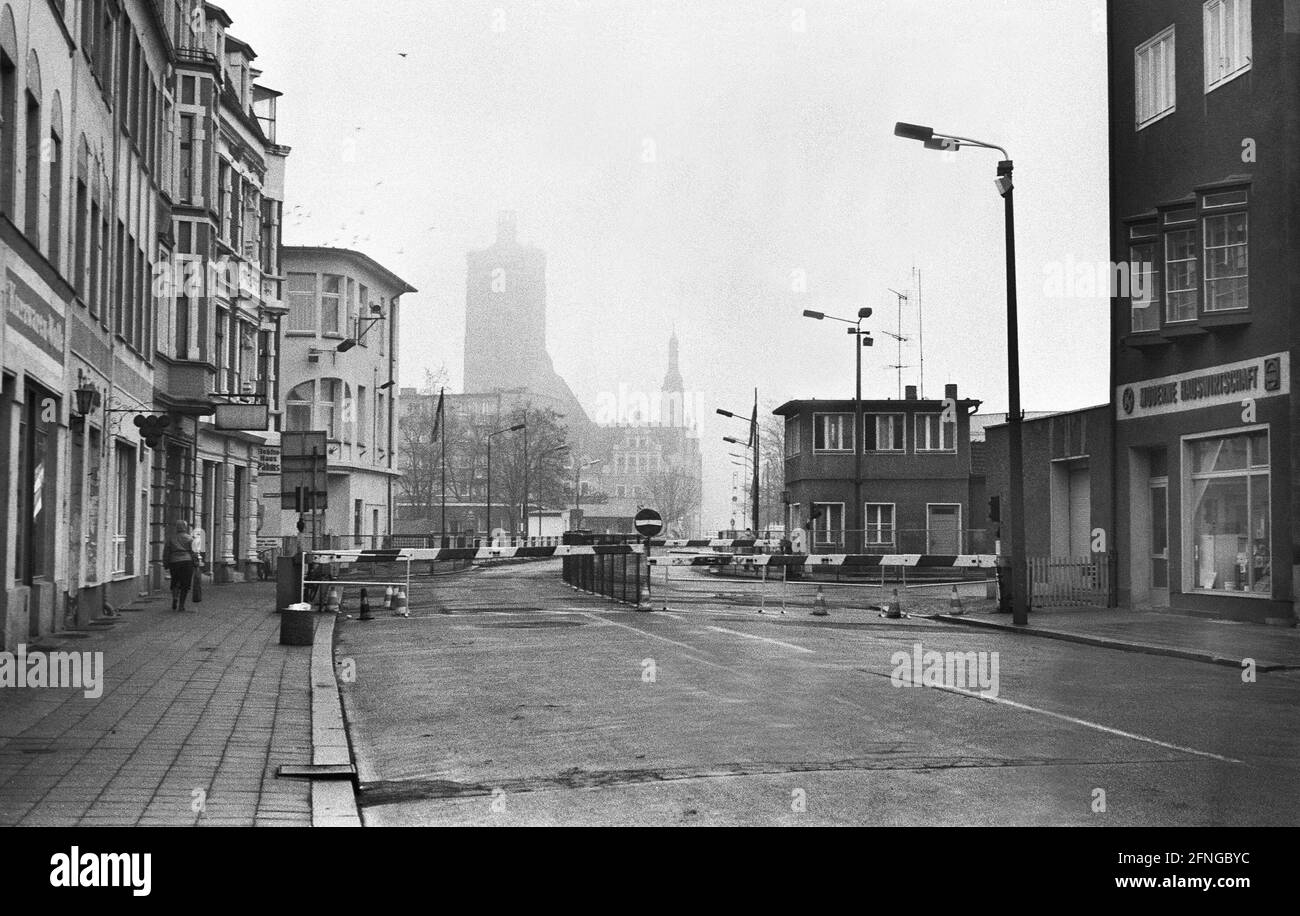 Deutschland, Guten, 06. Jan 1990. Archiv-Nr.: 12-34-01 Guben, von 1961 bis 1990 Wilhelm-Pieck-Stadt Guben ist eine Stadt im Bezirk Spree-Neiße in der Niederlausitz in Brandenburg. Die Stadt liegt an der Neiße, die die Grenze zwischen Deutschland und Polen bildet. Die Kernstadt, östlich der Neiße gelegen, wurde 1945 durch die oder-Neiße-Grenzlinie getrennt, unter polnische Verwaltung gestellt und bildet seitdem die unabhängige polnische Stadt Gubin. Foto: Ansicht des Grenzübergangs zwischen Guben und Gubin Stockfoto