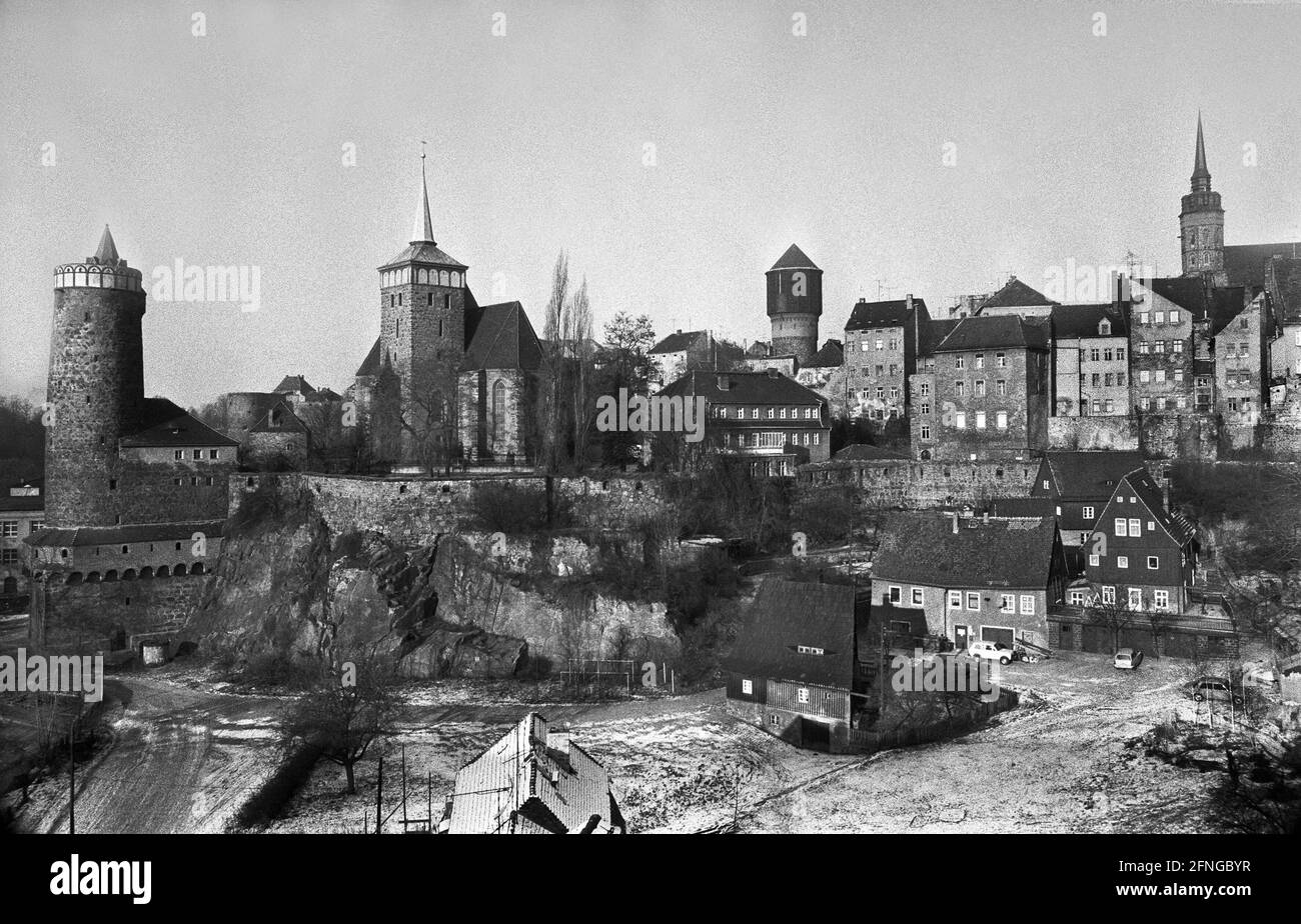 Deutschland, Bautzen, 06.01.1990. Archiv-Nr.: 12-10-15 die Altstadt Bautzen erstreckt sich auf dem Felsplateau oberhalb der Spree, dessen Spitze die Ortenburg bildet. Es wird von der Stadtmauer begrenzt. Die später erbauten neueren Teile im Osten der Stadt sind von der Stadtmauer umschlossen. Foto: Blick auf die Altstadt [maschinelle Übersetzung] Stockfoto