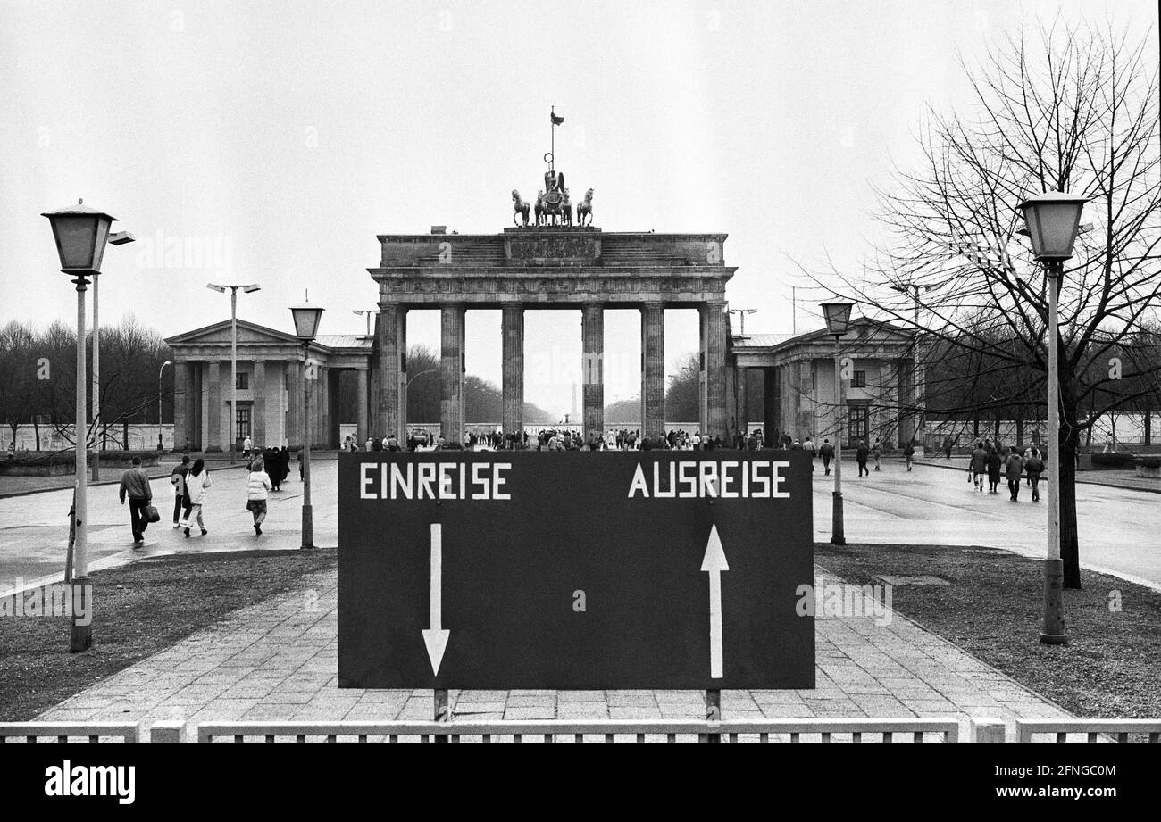 Deutschland, Ost-Berlin, 11.01.1990. Archiv-Nr.: 12-05-11 28 Jahre nach dem Mauerbau wurde das Brandenburger Tor während des politischen Wandels in der DDR am 22. Dezember 1989 unter dem Jubel von mehr als 100,000 Menschen wieder eröffnet. Die Barrieren wurden dann komplett entfernt. Foto: Das Brandenburger Tor von Ost-Berlin aus gesehen [maschinelle Übersetzung] Stockfoto