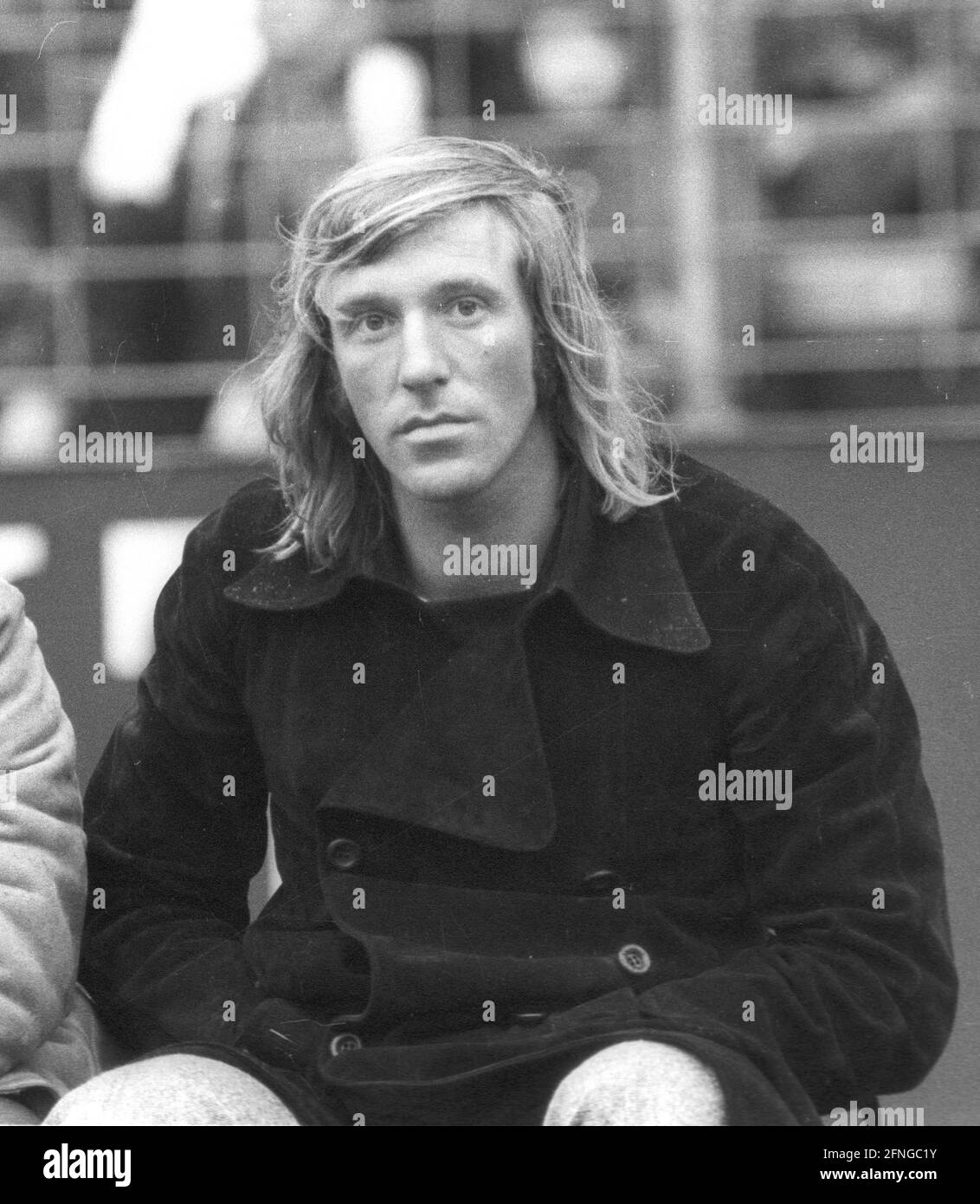 Fortuna Düsseldorf - Borussia Mönchengladbach am 17.02.1973 Günter Netzer in Zivile Kleidung auf der Bank [automatisierte Übersetzung] Stockfoto