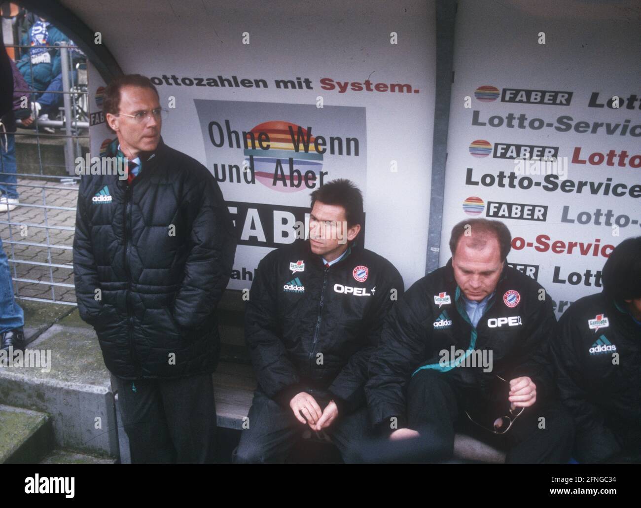 Wattenscheid 09 - FC Bayern München 1:3/12.03.1994. Trainerbank FC Bayern im Ruhrstadion in Bochum. Von links: Stehend: Trainer Franz Beckenbauer. Neben ihm auf der Bank: Assistent Klaus Augenthaler und Manager Uli Hoeneß. [Automatisierte Übersetzung] Stockfoto