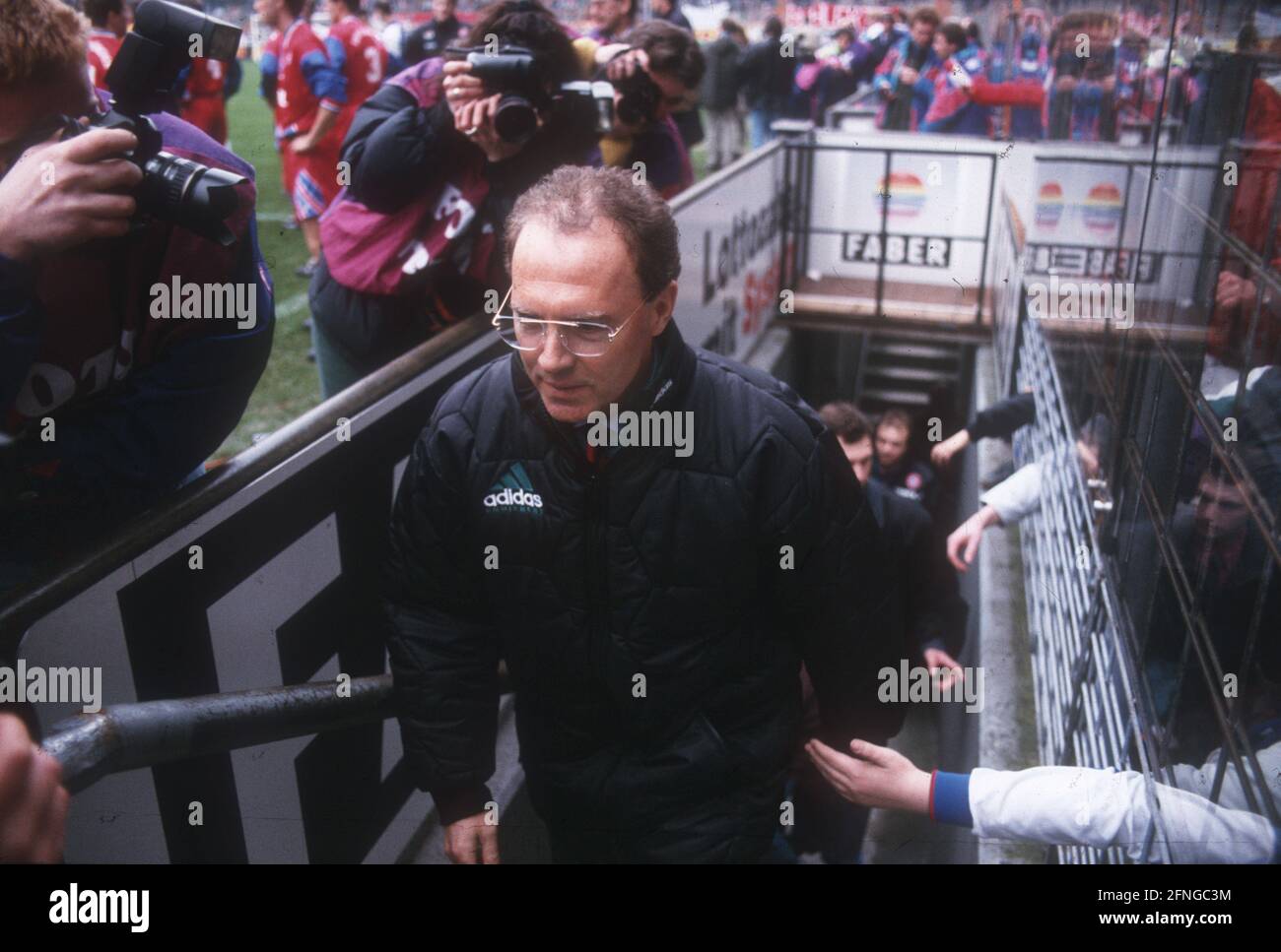 Wattenscheid 09 - FC Bayern München 1:3/12.03.1994. Trainer Franz Beckenbauer (FVB) steigt in das Ruhrstadion in Bochum ein. [Automatisierte Übersetzung] Stockfoto