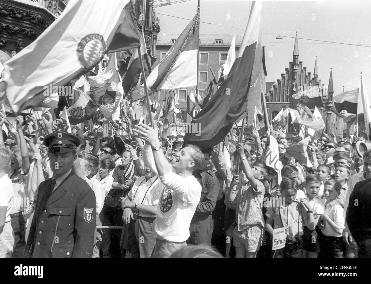 Empfang für den DFB-Pokalsieger FC Bayern München am 05.05.1966 in München. Zuschauer, Fans mit Fahnen und ein Polizist warten auf das Team nur für journalistische Zwecke! Nur für redaktionelle Zwecke! Copyright nur für journalistische Nutzung ! Nur für redaktionelle Zwecke! [Automatisierte Übersetzung] Stockfoto