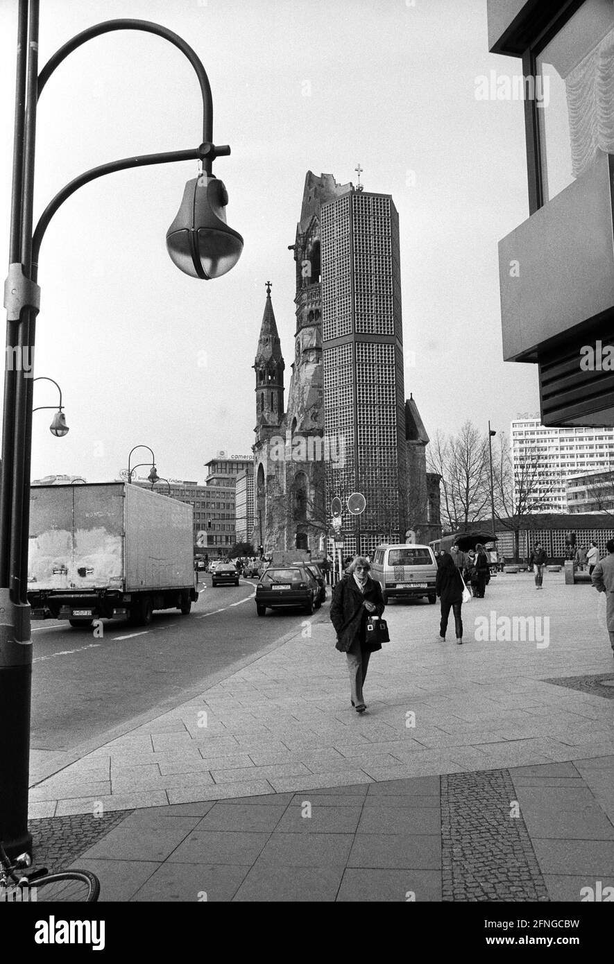 Deutschland, West-Berlin , 09.02.1990 Archiv-Nr.: 13-27-36 Stadtfotos-Westberlin Foto: Kurfürstendamm und Kaiser-Wilhelm-Gedächtniskirche Stockfoto