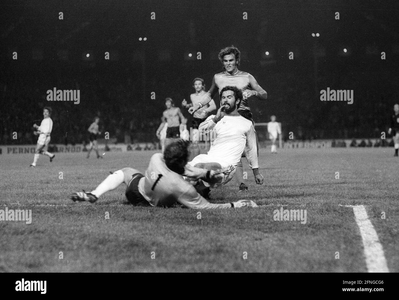 EM-Pokalfinale: FC Bayern München - ALS St. Etienne 1:0/12.05.1976 in Glasgow. Gerd Müller (FCB) und Torwart Ivan Curkovic (Etienne) kollidieren. Nur für journalistische Zwecke! Nur für redaktionelle Zwecke! Gemäß den Bestimmungen der DFL Deutsche Fussball Liga ist es untersagt, im Stadion und/oder vom Spiel aufgenommene Fotos in Form von Sequenzbildern und/oder videoähnlichen Fotoserien zu verwenden oder zu verwenden. Die DFL-Vorschriften verbieten die Verwendung von Fotos als Bildsequenzen und/oder quasi-Video. Copyright nur für journalistische Nutzung ! Nur für redaktionelle Zwecke! [Automatisiert Stockfoto