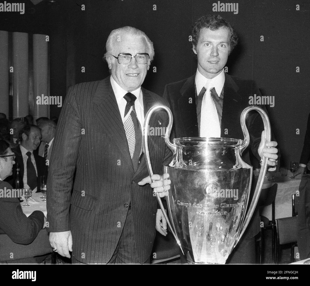 Finale des European Champion Clubs' Cup: FC Bayern München - ALS St. Etienne 1:0/12.05.1976 in Glasgow. Bankett nach dem Sieg. Präsident Wilhelm Neudecker (FCB) und Franz Beckenbauer mit dem Pokal. Nur für journalistische Zwecke! Nur für redaktionelle Zwecke! Gemäß den Bestimmungen der DFL Deutsche Fussball Liga ist es untersagt, im Stadion und/oder vom Spiel aufgenommene Fotos in Form von Sequenzbildern und/oder videoähnlichen Fotoserien zu verwenden oder zu verwenden. Die DFL-Vorschriften verbieten die Verwendung von Fotos als Bildsequenzen und/oder quasi-Video. Copyright nur für journalistische Nutzung ! Stockfoto