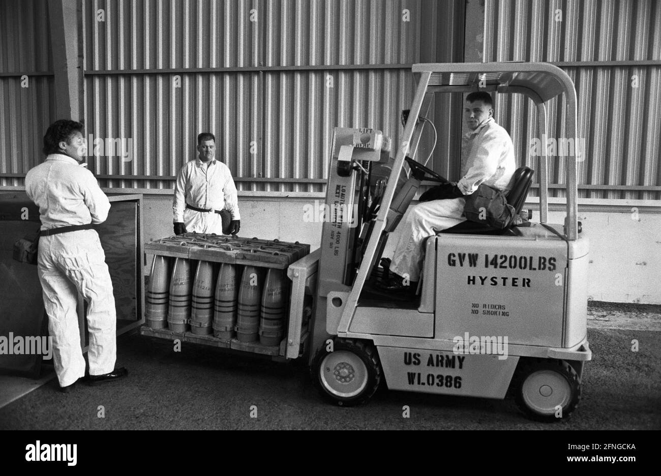 Deutschland, Pirmasend, 08.03.1990 Archiv-Nr.: 14-33-15 Abzug von Chemiewaffen der US-Streitkräfte aus der Bundesrepublik Deutschland Foto: US-Soldaten packen die Giftgasgranaten in einer Spezialbox [maschinelle Übersetzung] Stockfoto