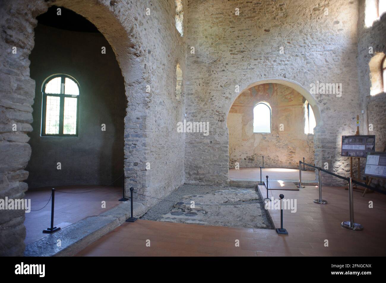 Europa, Italien, Lombardei, Provinz Varese. Das archäologische Gebiet von Castelseprio mit den Ruinen eines Dorfes, das im 13. Jahrhundert zerstört wurde. Unesco - Stockfoto