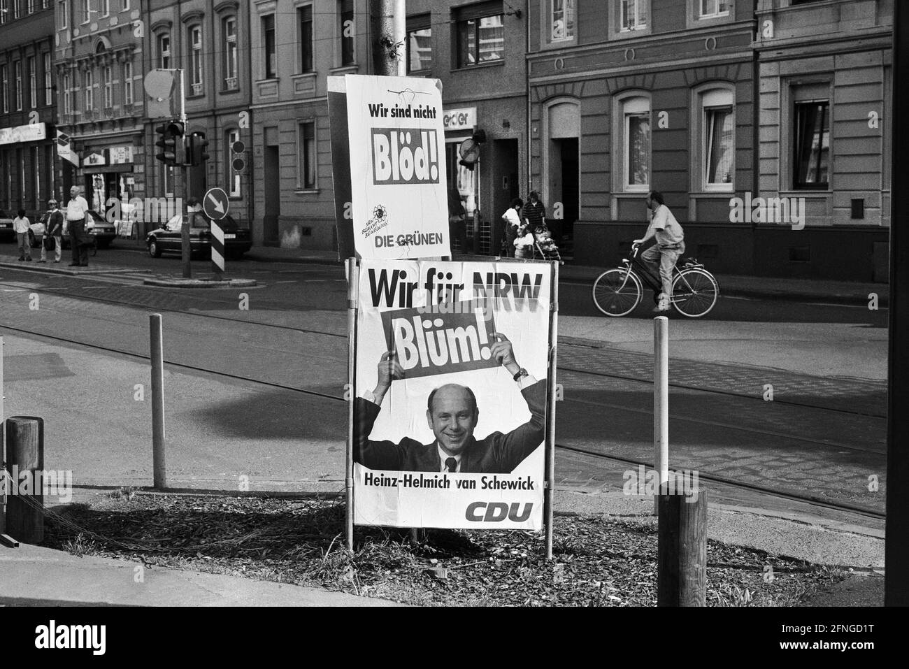 Deutschland, Bonn, 02.05.1990 Archiv-Nr.: 15-62-06 NRW-Landtagswahl Foto: Wahlplakate der CDU und der Grünen Stockfoto