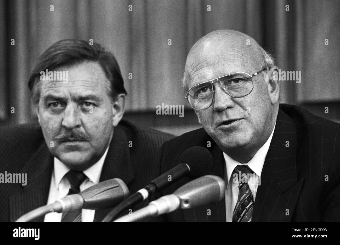 Deutschland, Bonn, 21.05.1990 Archiv-Nr.: 16-52-32 Besuch von Präsident de Klerk aus Südafrika Foto: Präsident Frederik Willem de Klerk und Außenminister Roelof F. Botha [automatisierte Übersetzung] Stockfoto