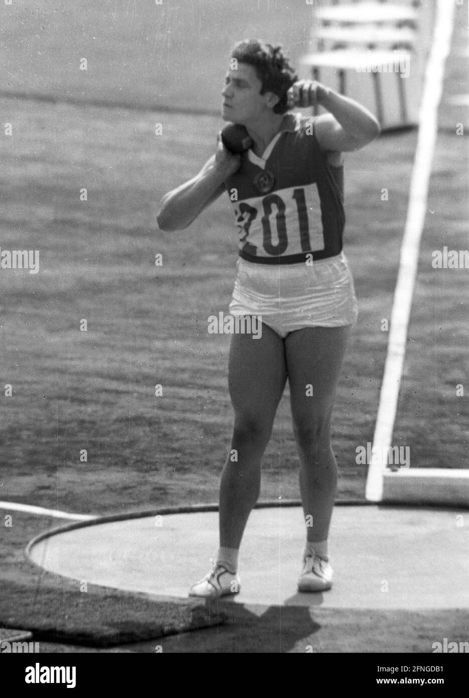 Olympische Sommerspiele in Tokio 1964. Leichtathletik: Fünfkampf: Irina Press (UdSSR) wirft den Schuss. Rec. 16.10.1964. [Automatisierte Übersetzung] Stockfoto