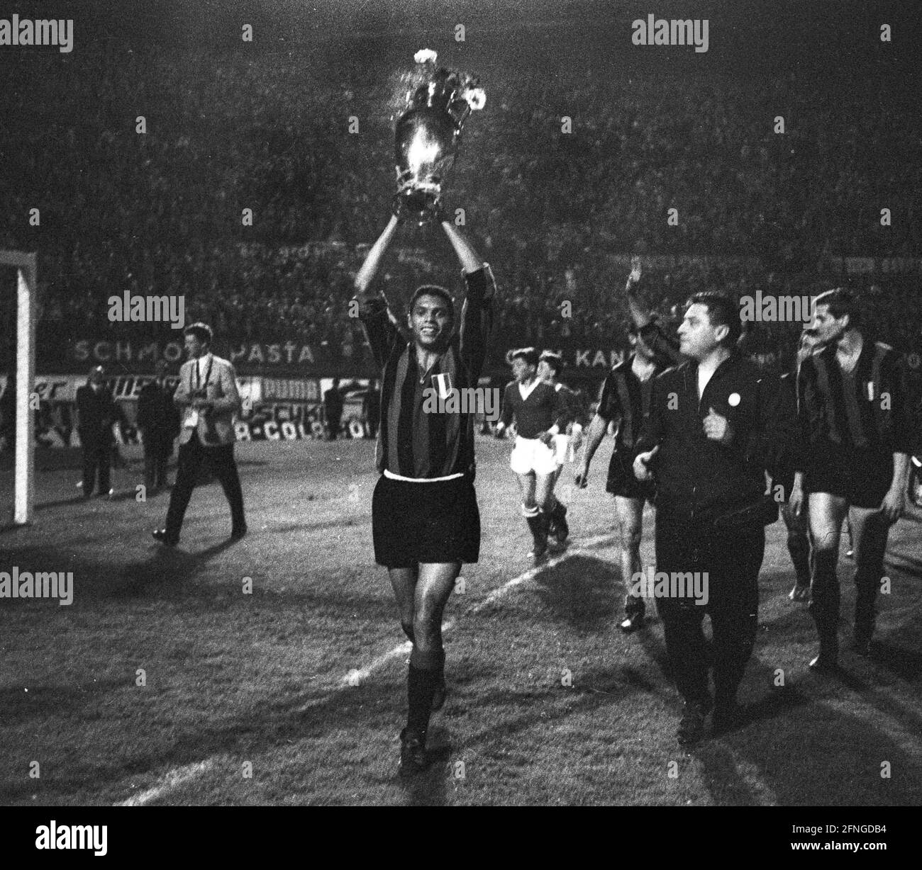 Finale des European Champion Clubs' Cup 1964: Inter Mailand - Real Madrid 3:1/27.05.1964 in Wien. Jair (Inter) mit dem Pokal auf dem Ehrenrunde. Nur für journalistische Zwecke! Nur für redaktionelle Zwecke! Copyright nur für journalistische Nutzung ! Nur für redaktionelle Zwecke! [Automatisierte Übersetzung] Stockfoto