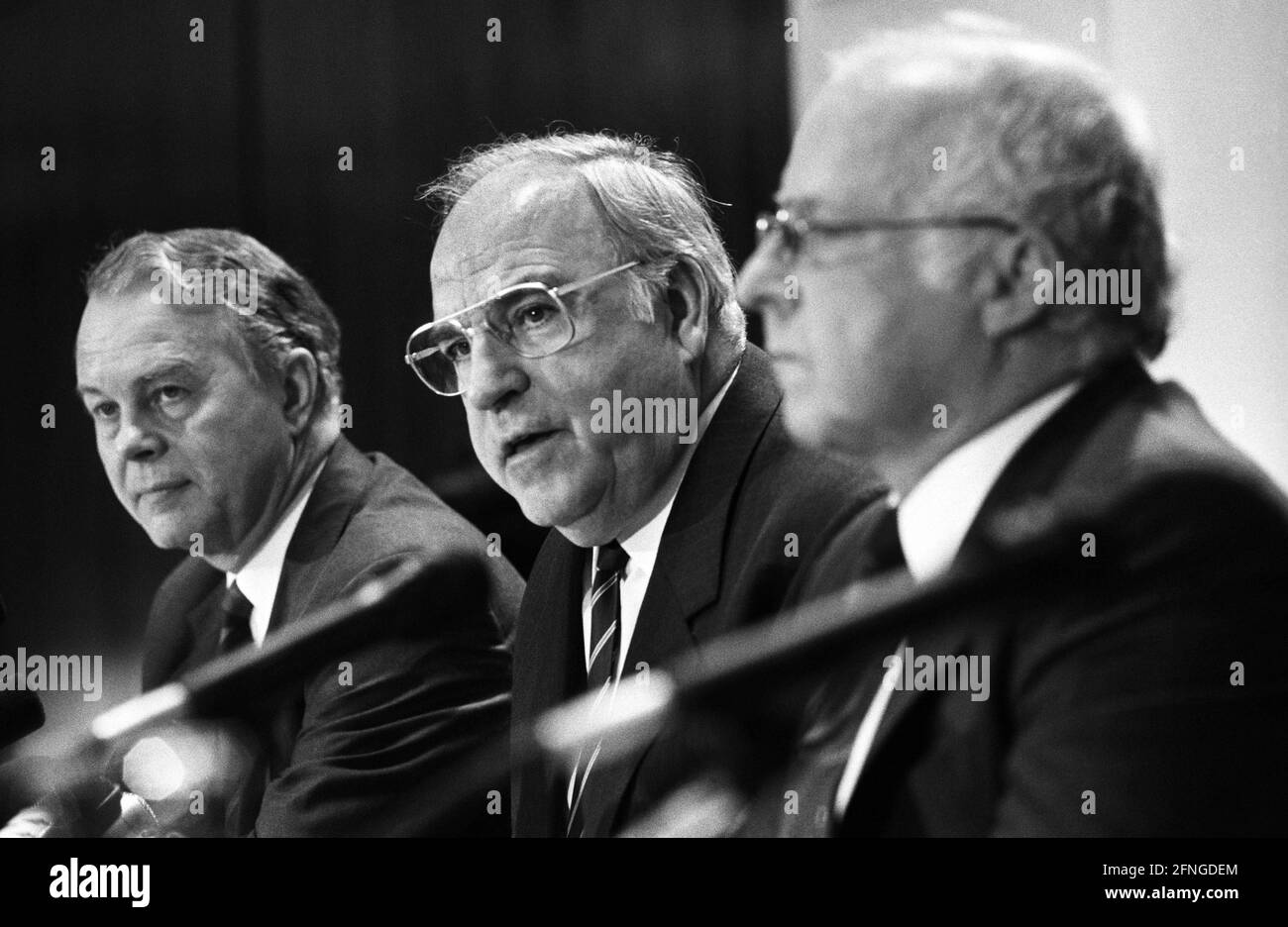 Deutschland, Bonn, 14.05.1990 Archiv-Nr.: 16-25-31 Pressekonferenz der CDU nach den Landtagswahlen in NRW und Niedersachsen Foto: Ernst Albrecht (Niedersachsen), Bundeskanzler Helmut Kohl und Norbert Bluem (NRW) Stockfoto