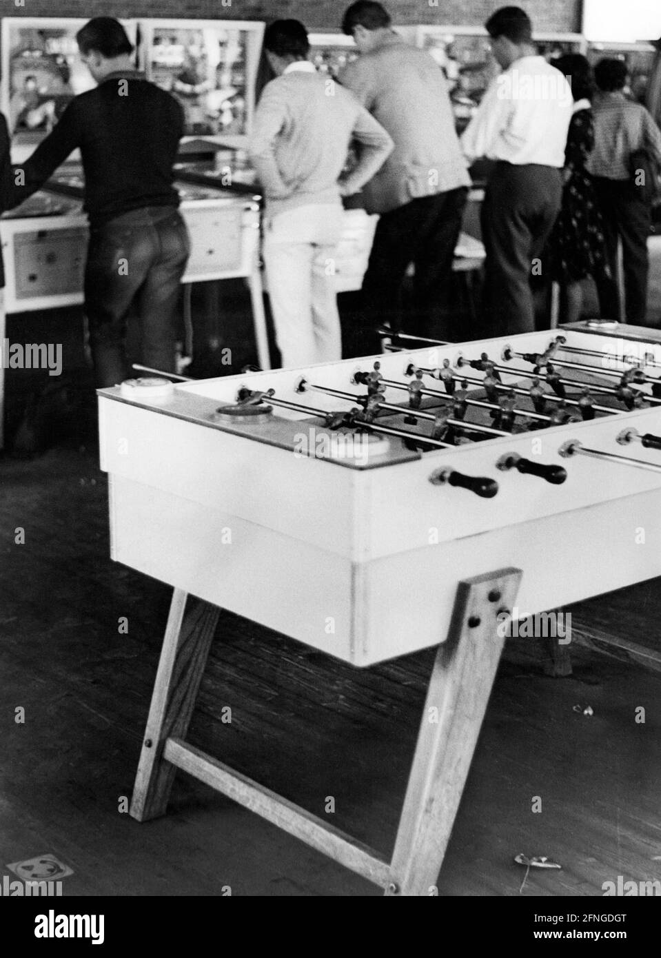 Menschen an Spielautomaten, im Vordergrund ein Tischfußball, 50er Jahre [maschinelle Übersetzung] Stockfoto