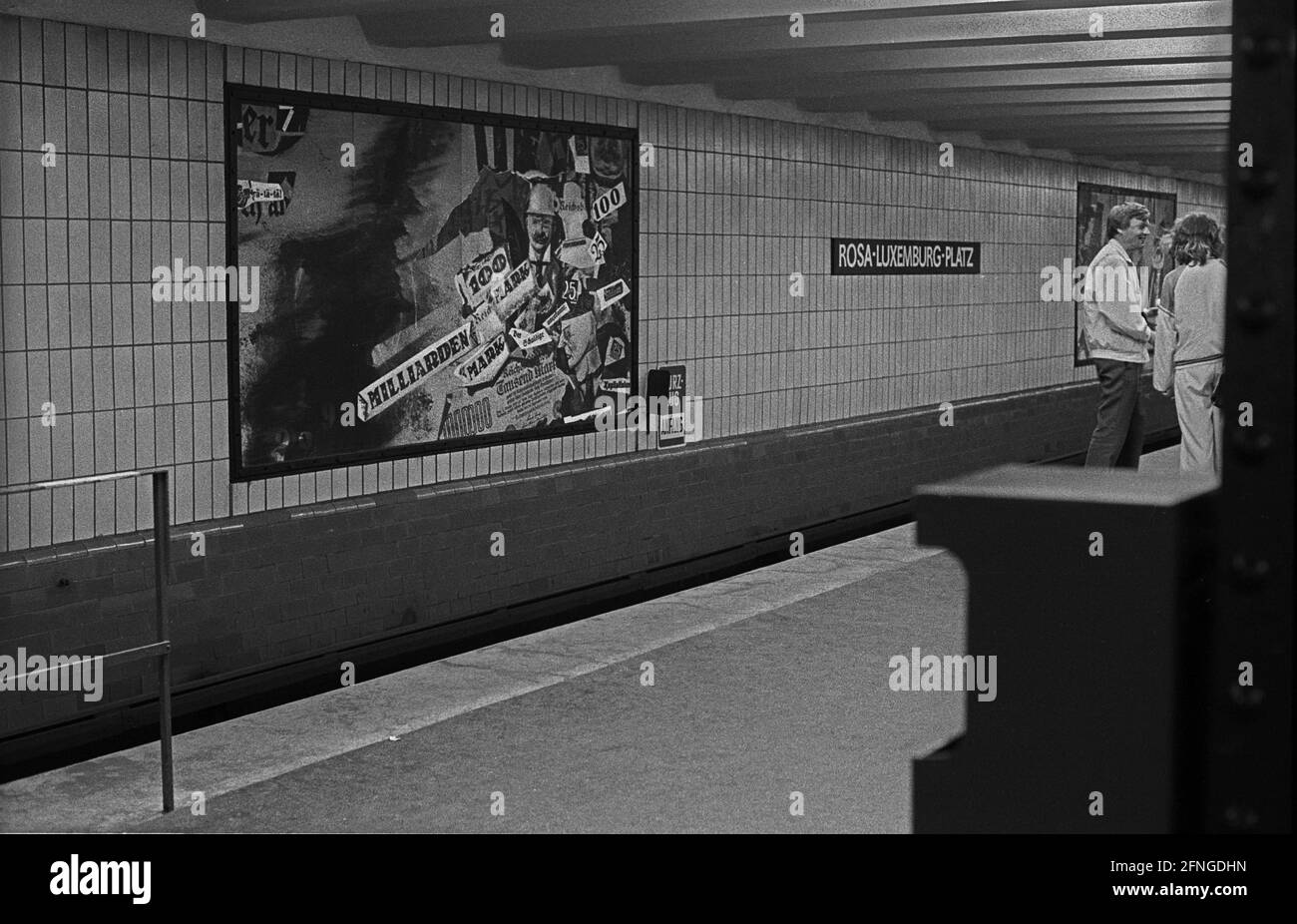 DDR, Berlin, 09.07.1989, U-Bahnhof Rosa-Luxemburg-Platz, Tafeln (Collagen) des Künstlers Robert Rehfeldt zum Thema Arbeiterbewegung , [automatisierte Übersetzung] Stockfoto