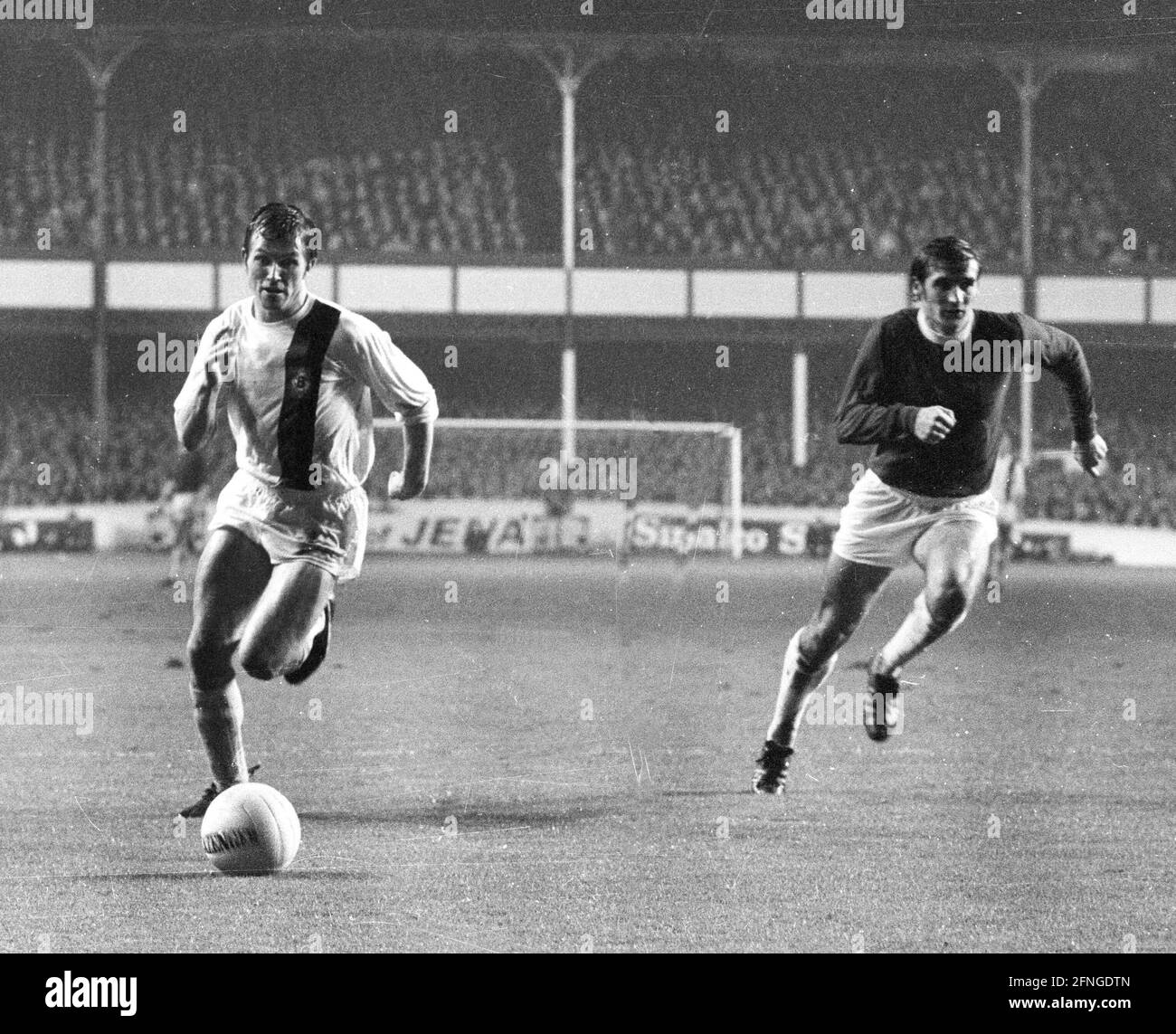 Europapokal der Landesmeister 1970/71. FC Everton - Borussia Mönchengladbach 04.11.1970 5:4 N.E. Jupp Heynckes (BMG/li.) im laufenden Duell. Nur für journalistische Zwecke! Nur für redaktionelle Zwecke! [Automatisierte Übersetzung] Stockfoto