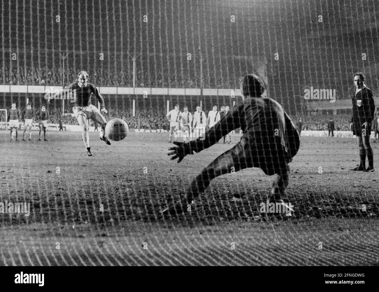 Europapokal der Landesmeister 1970/71. FC Everton - Borussia Mönchengladbach 04.11.1970 5:4 N.E. Brown (Everton) wandelt Strafpunkte gegen TW um. Wolfgang Kleff (BMG). Nur für journalistische Zwecke! Nur für redaktionelle Zwecke! [Automatisierte Übersetzung] Stockfoto