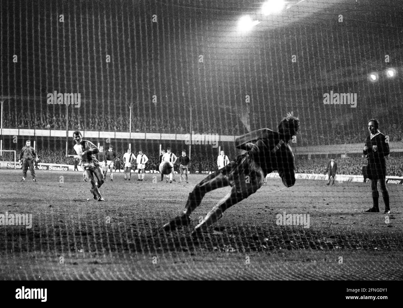 Europapokal der Landesmeister 1970/71. FC Everton - Borussia Mönchengladbach 04.11.1970 5:4 N.E. Ludwig Müller (MG) verfehlt die entscheidende 11 Mio. gegen TW. Rankin. Nur für journalistische Zwecke! Nur für redaktionelle Zwecke! [Automatisierte Übersetzung] Stockfoto