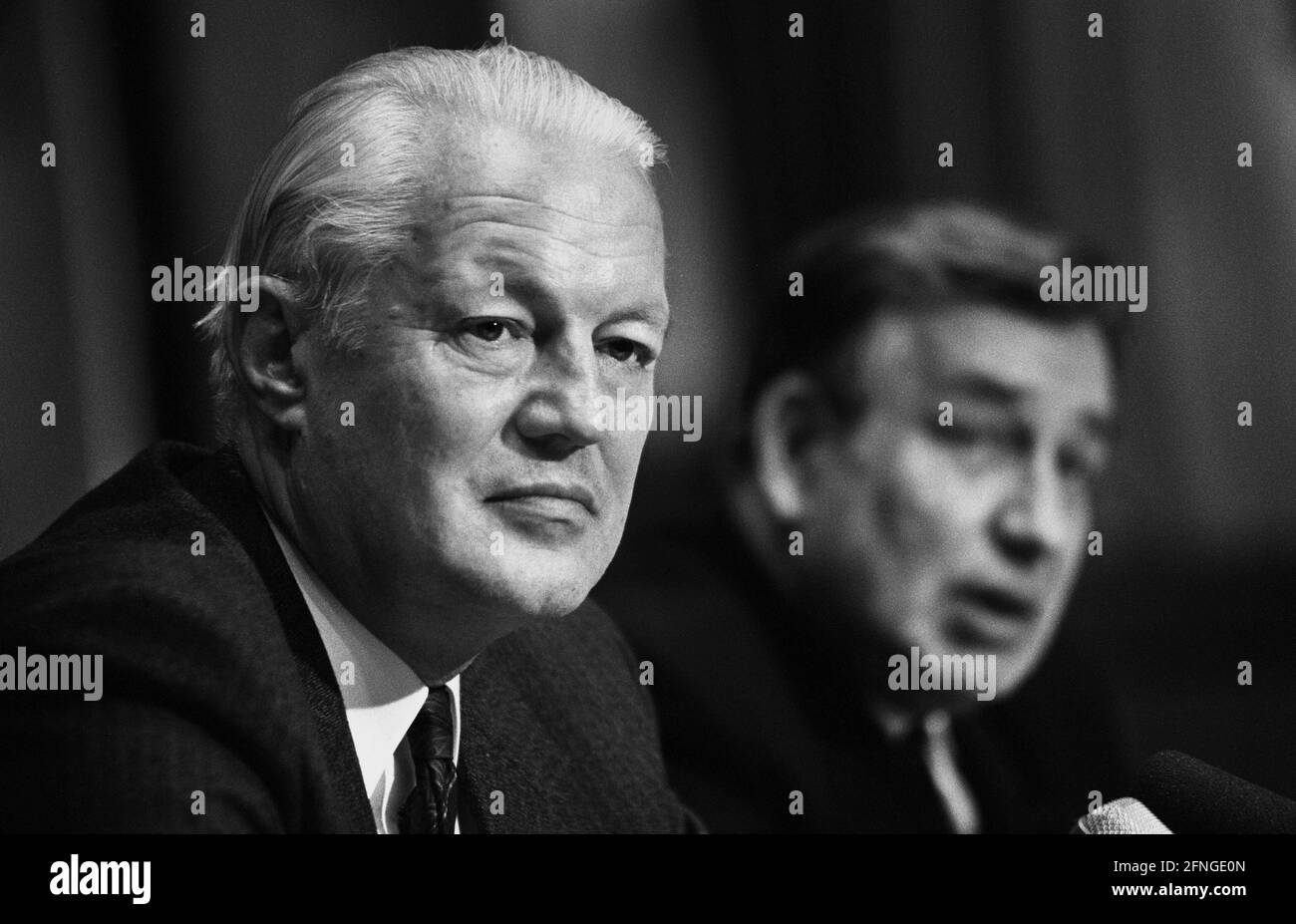 Deutschland, Fellbach , 13.06.1990 Archiv-Nr.: 17-26-20 31. Kommandeurkonferenz der Bundeswehr Foto: Verteidigungsminister Gerhard Stoltenberg und Admiral Dieter Wellershoff, Generalinspekteur der Bundeswehr Stockfoto