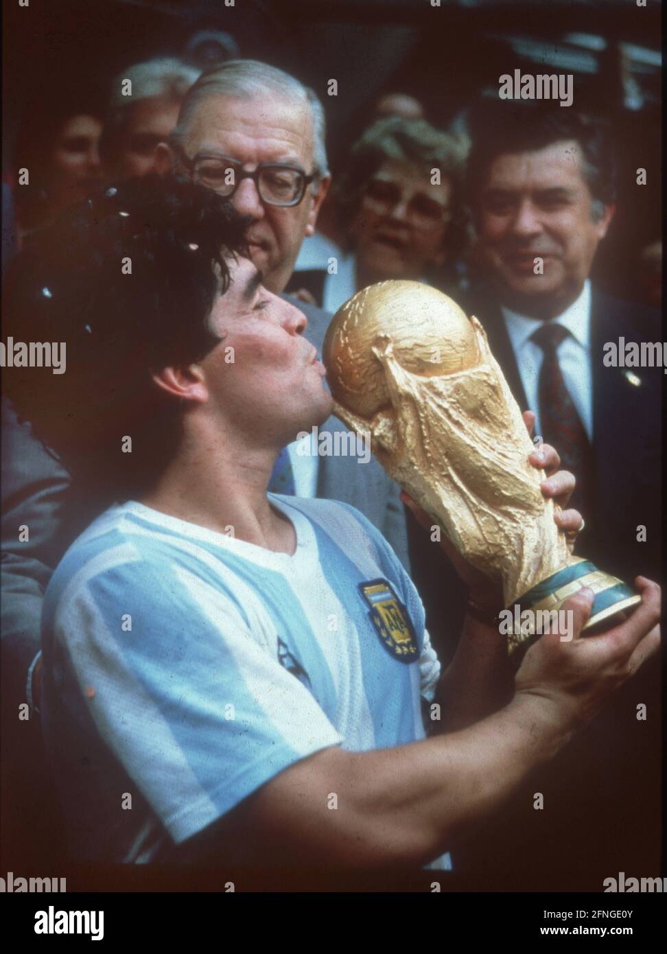 Diego Maradona (Argentinien) kuesst die Weltmeisterschaft 1986. 29.06.1986 [automatisierte Übersetzung] Stockfoto