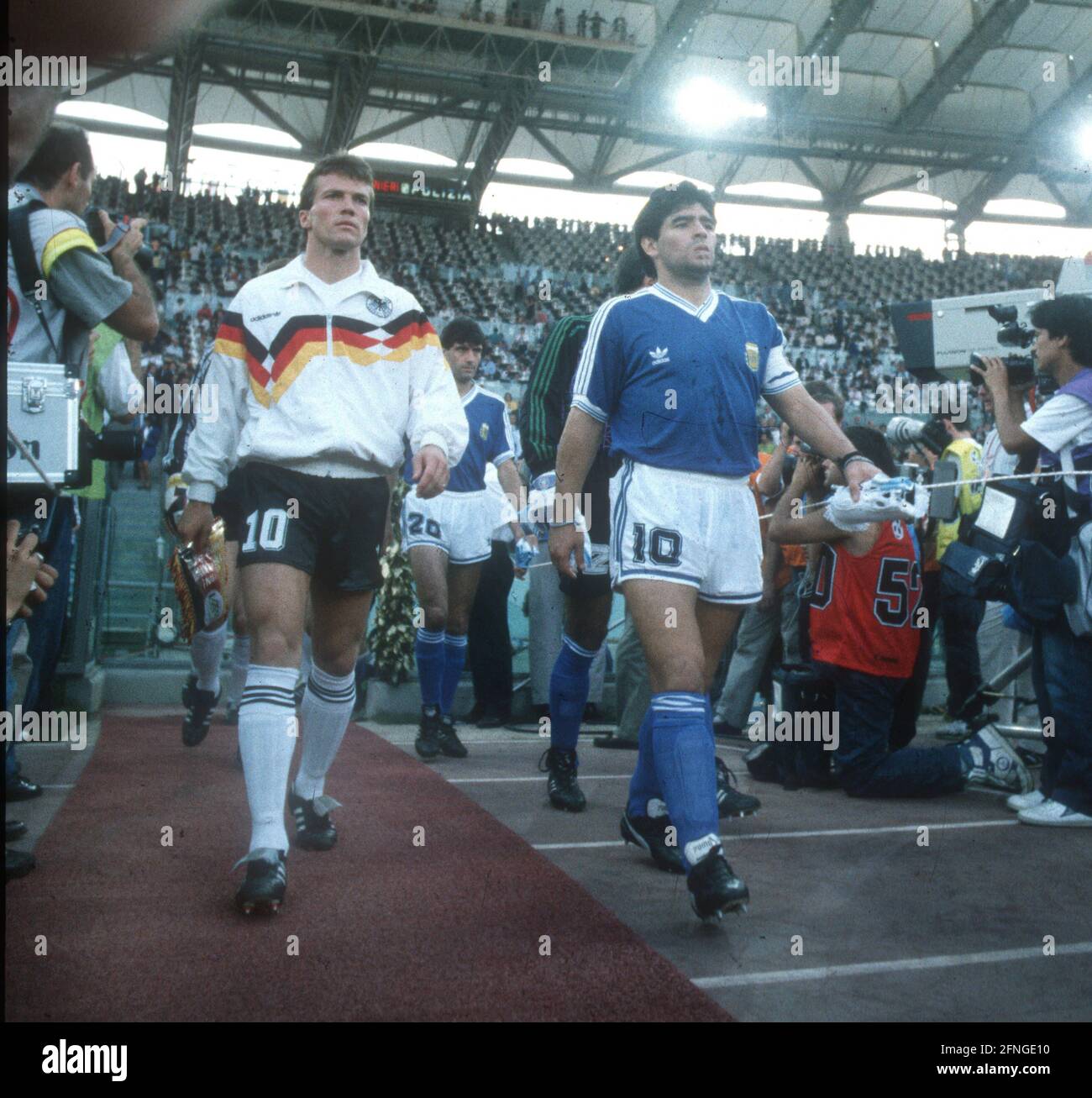 Wm-Finale 90 Deutschland - Argentinien 1:0/08.07.1990. Lothar Matthäus (l.) und Diego Maradona kommen auf den Platz. [Automatisierte Übersetzung] Stockfoto