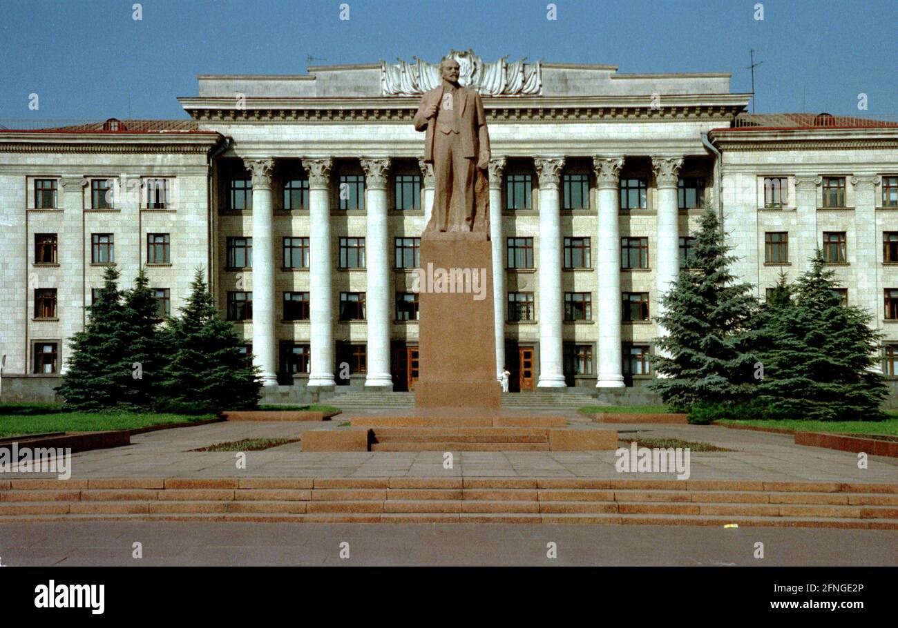 Ukraine / Shitomir / 1998 Kiew. Lenin-Denkmal vor dem Justizpalast, ehemaliges Hauptquartier der Kommunistischen Partei // Sozialismus / Geschichte / Kommunismus / Krieg / Sowjets Stockfoto