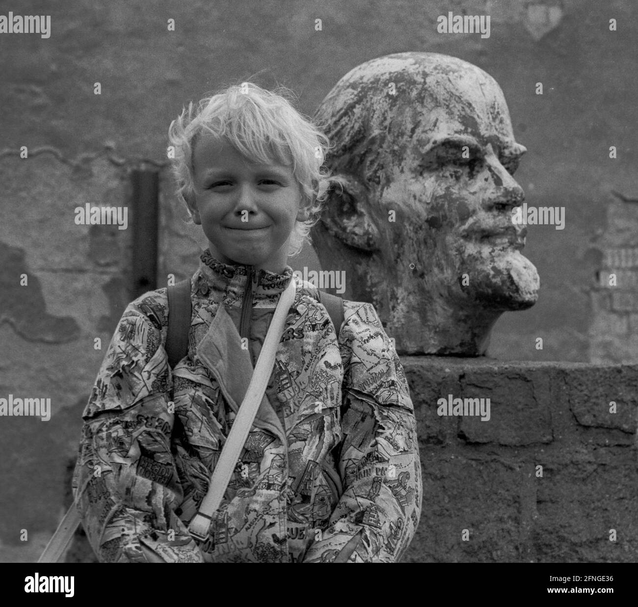 Sachsen-Anhalt / DDR-Land / 1991 Teutschenthal bei Halle: Ein Junge vor dem Lenin-Denkmal. In Teutschenthal gab es bis Ende der 1980er Jahre den Kali-Bergbau. // Geschichte / Sozialismus / [automatisierte Übersetzung] Stockfoto