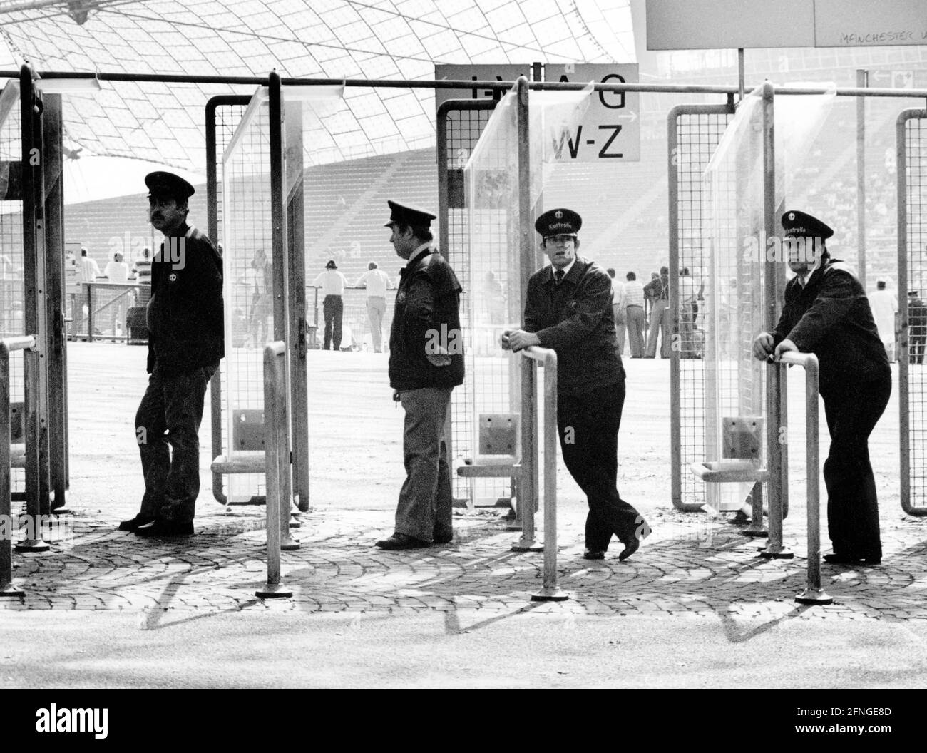 Wachen an den Eingängen zum Olympiastadion, München, 70er Jahre [maschinelle Übersetzung] Stockfoto