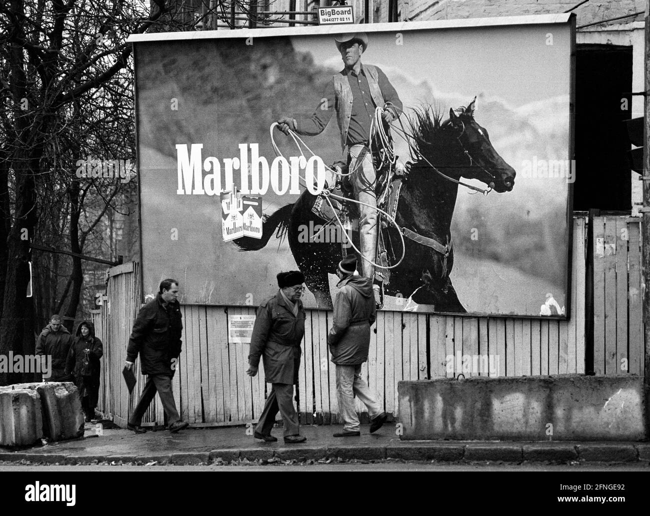 UKR , UKRAINE : Menschen in der Innenstadt von Kiew gehen an einer Marlboro-Plakatwand / Zigarettenwerbung vorbei , November 1994 Stockfoto