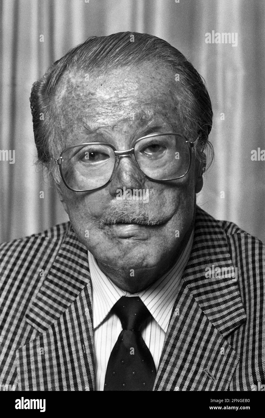 Deutschland, Bonn , 20.07.1990 Archiv-Nr.: 18-28-05 Allgemein (ret.) Johannes Steinhoff Foto: General (ret.) Johannes Steinhoff in seinem Garten in Bad Godesberg Stockfoto