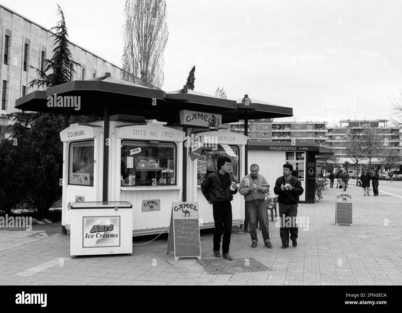 ALB, Albanien: EIN Fast-Food-/Snack-Bar-/Chipshop-/Food-Stall in Tirana, April 1994 [automatisierte Übersetzung] Stockfoto