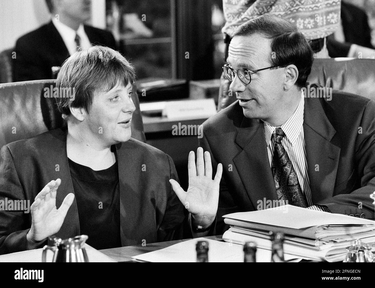 Die Bundesminister Angela MERKEL und Matthias WISSMANN , beide CDU , bei einer Kabinettssitzung im Juli 1995. [Automatisierte Übersetzung] Stockfoto