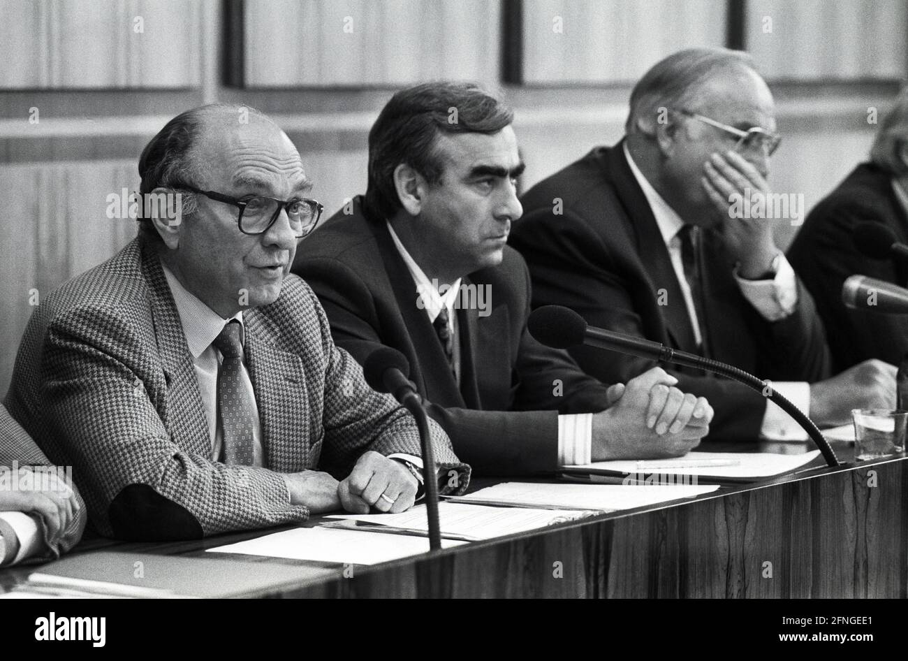 Deutschland, Bonn , 07.08.1990 Archiv-Nr.: 18-64-23 Gespräche der Bundesregierung mit der SPD über einen möglichen Vorwahltermin Foto: Von links nach rechts: FDP-Vorsitzender Otto Graf Lambsdorff, CSU-Vorsitzender Theo Waigel und CDU-Vorsitzender Helmut Kohl Stockfoto