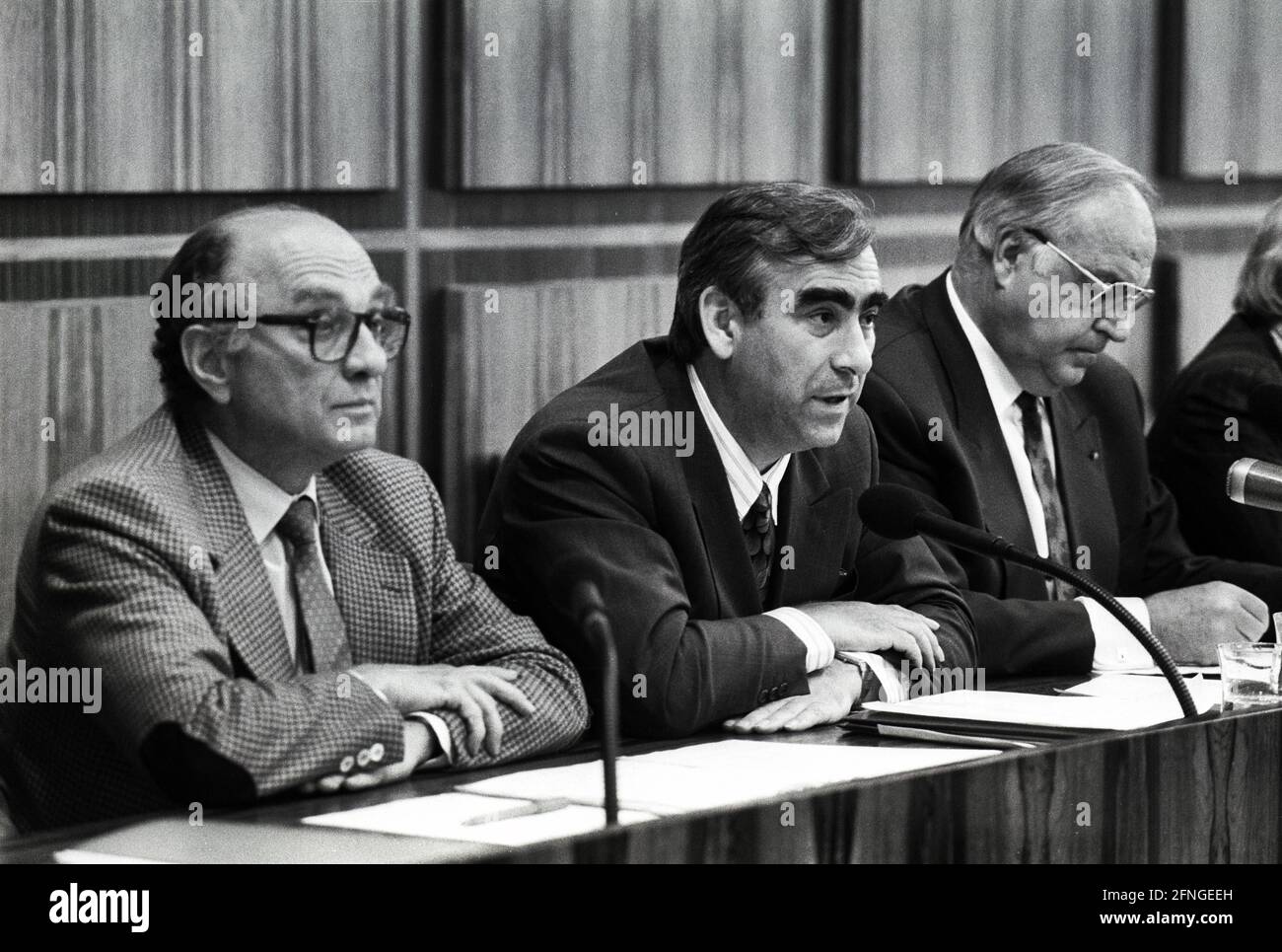 Deutschland, Bonn , 07.08.1990 Archiv-Nr.: 18-63-35 Gespräche der Bundesregierung mit der SPD über einen möglichen Vorwahltermin Foto: Von links nach rechts: FDP-Vorsitzender Otto Graf Lambsdorff, CSU-Vorsitzender Theo Waigel und CDU-Vorsitzender Helmut Kohl Stockfoto