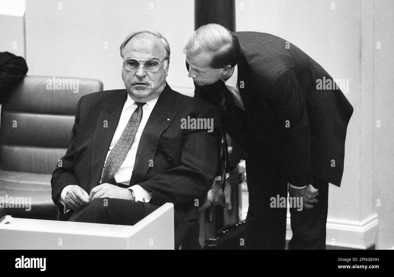 Deutschland, Bonn, 09.08.1990 Archiv-Nr.: 19-03-21 Bundestagsdebatte: Deutsche Einheit Foto: Bundeskanzler Helmut Kohl und Friedrich Bohl Stockfoto