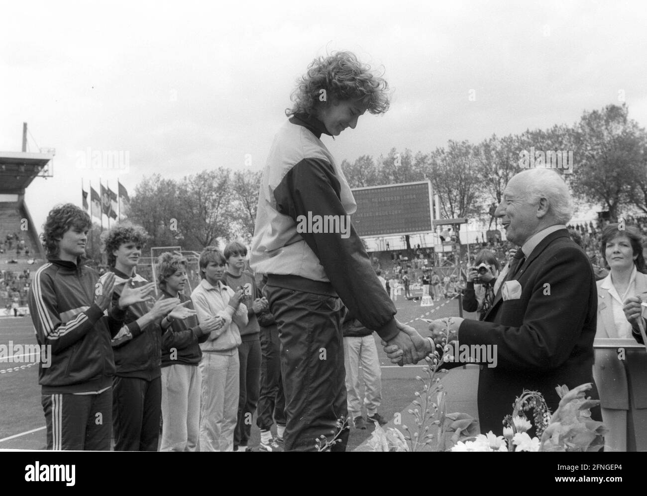 Deutsche Leichtathletik-Meisterschaften 1984 in Düsseldorf. Der Sprung der Frauen. Heike Redetzky (links) gewinnt vor Ulrike Meyfarth und wird vom ehemaligen Bundespräsidenten Walter Scheel 24.06.1984 geehrt. [Automatisierte Übersetzung] Stockfoto