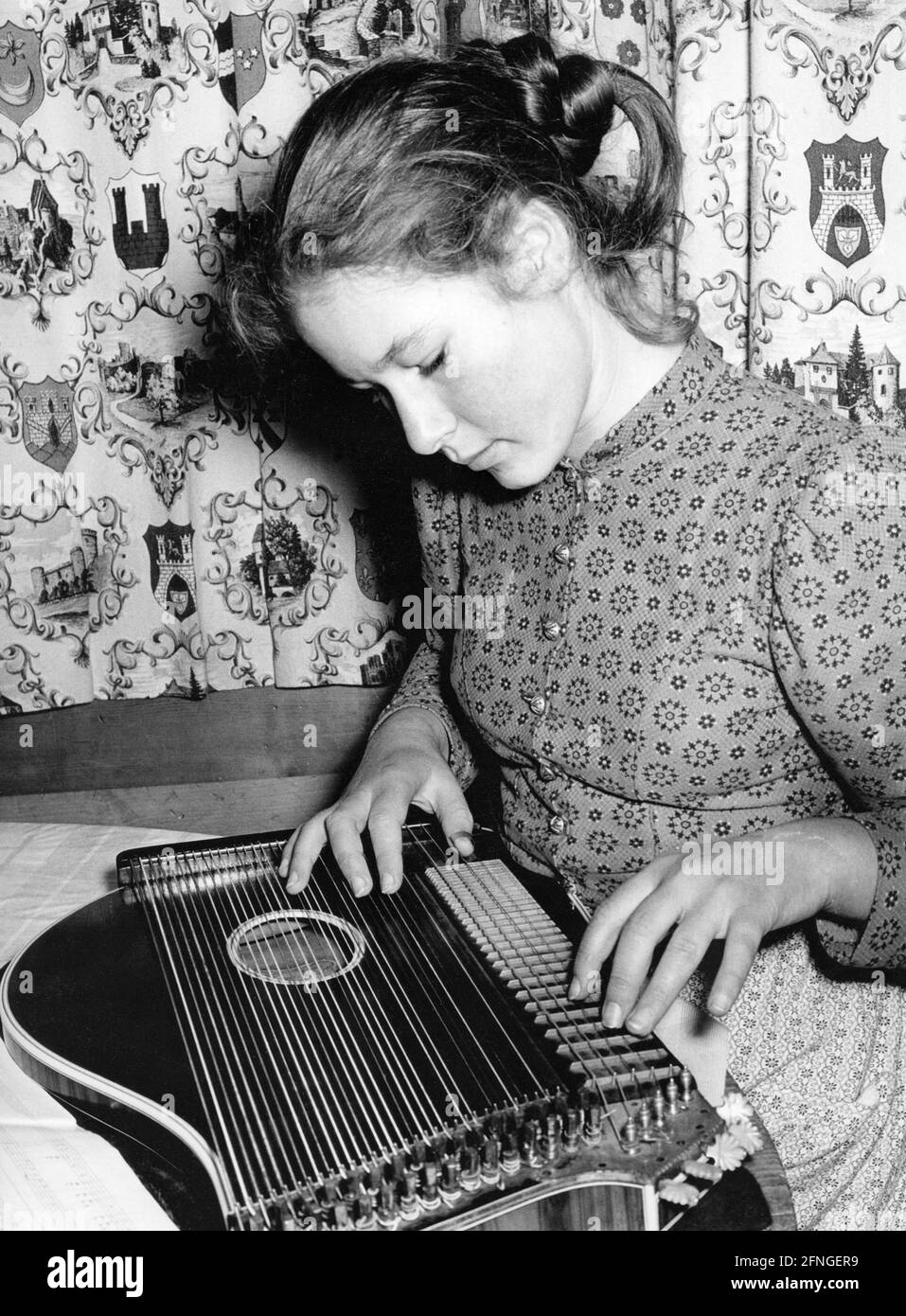 Mädchen spielt Zither [automatisierte Übersetzung] Stockfoto