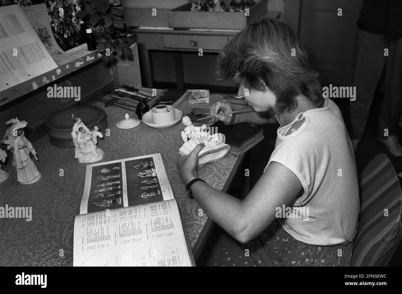 Deutschland, Meißen, 14.08.1990 Archiv-Nr.: 19-33-06 Porzellanmanufaktur Meißen Foto: Arbeiter malen Porzellanfigur Stockfoto