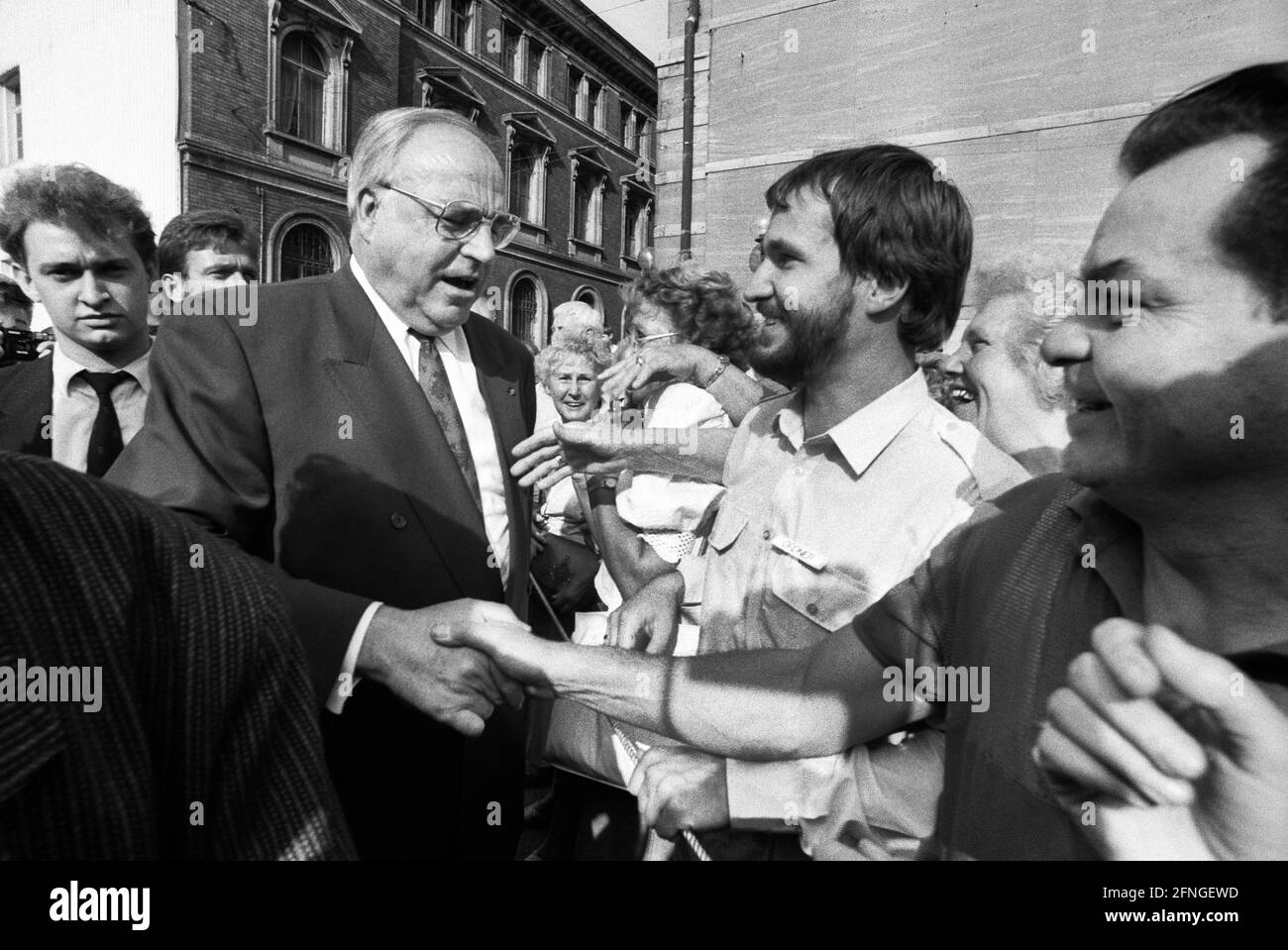 Deutschland, Halle, 14.08.1990 Archiv-Nr.: 19-60-17 erste Landtagswahlen in der DDR Foto: Bundeskanzler Helmut Kohl, Baden in der Menge Stockfoto
