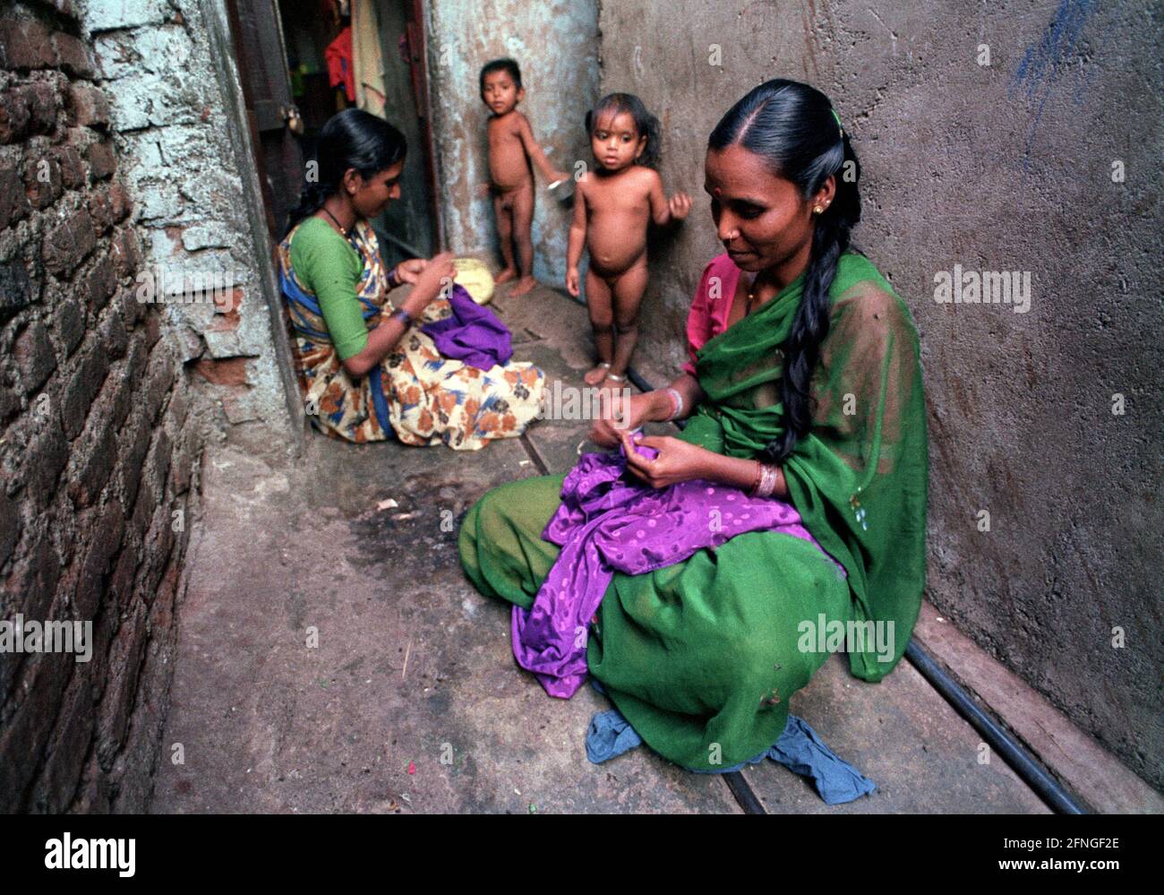 IND , INDIEN : Frauen und ihre Kinder in einem Slum in Bombay / Mumbai , Dezember 1996 [automatisierte Übersetzung] Stockfoto