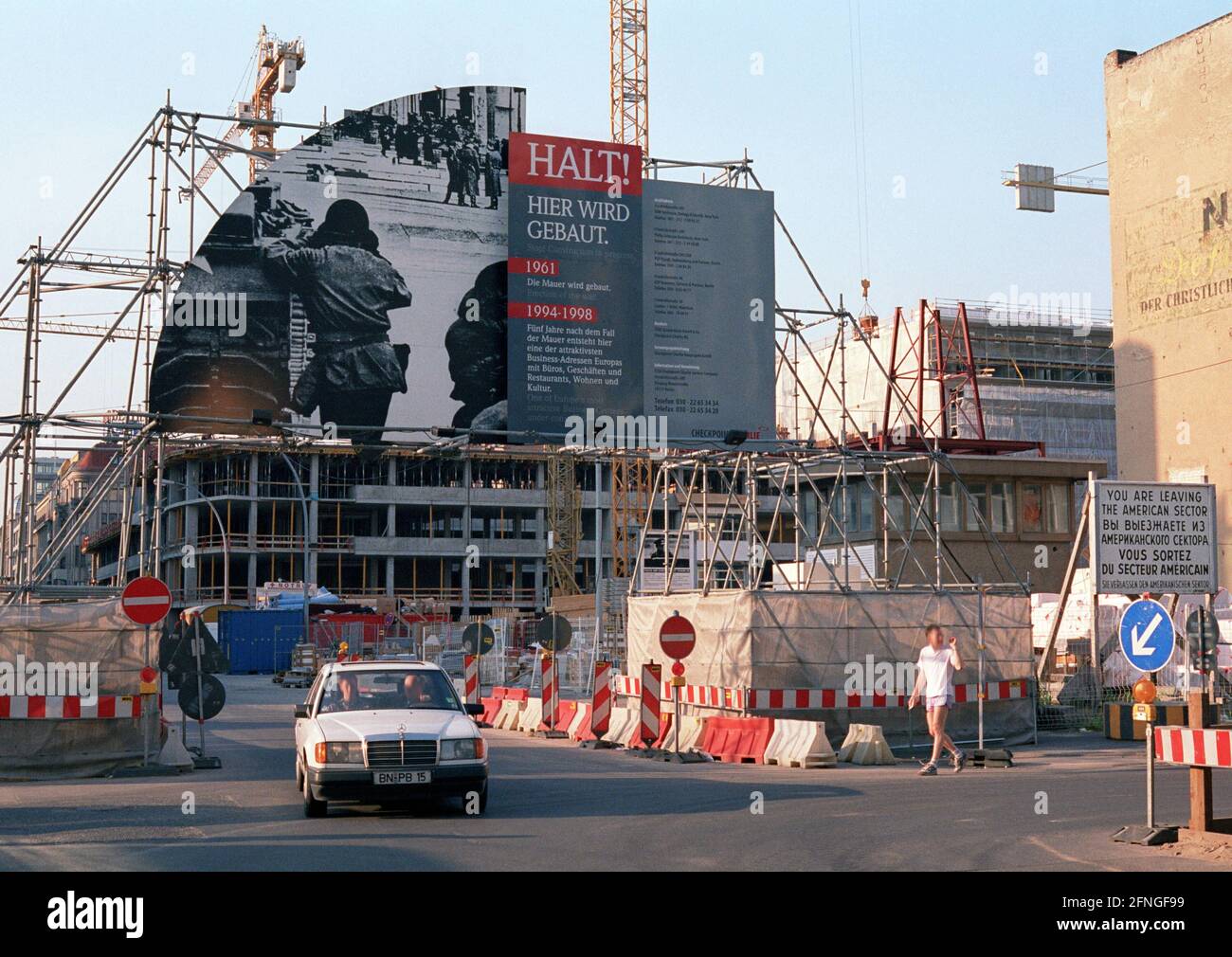 DEU , DEUTSCHLAND : Checkpoint Charlie in Berlin , Mai 1997 [automatisierte Übersetzung] Stockfoto