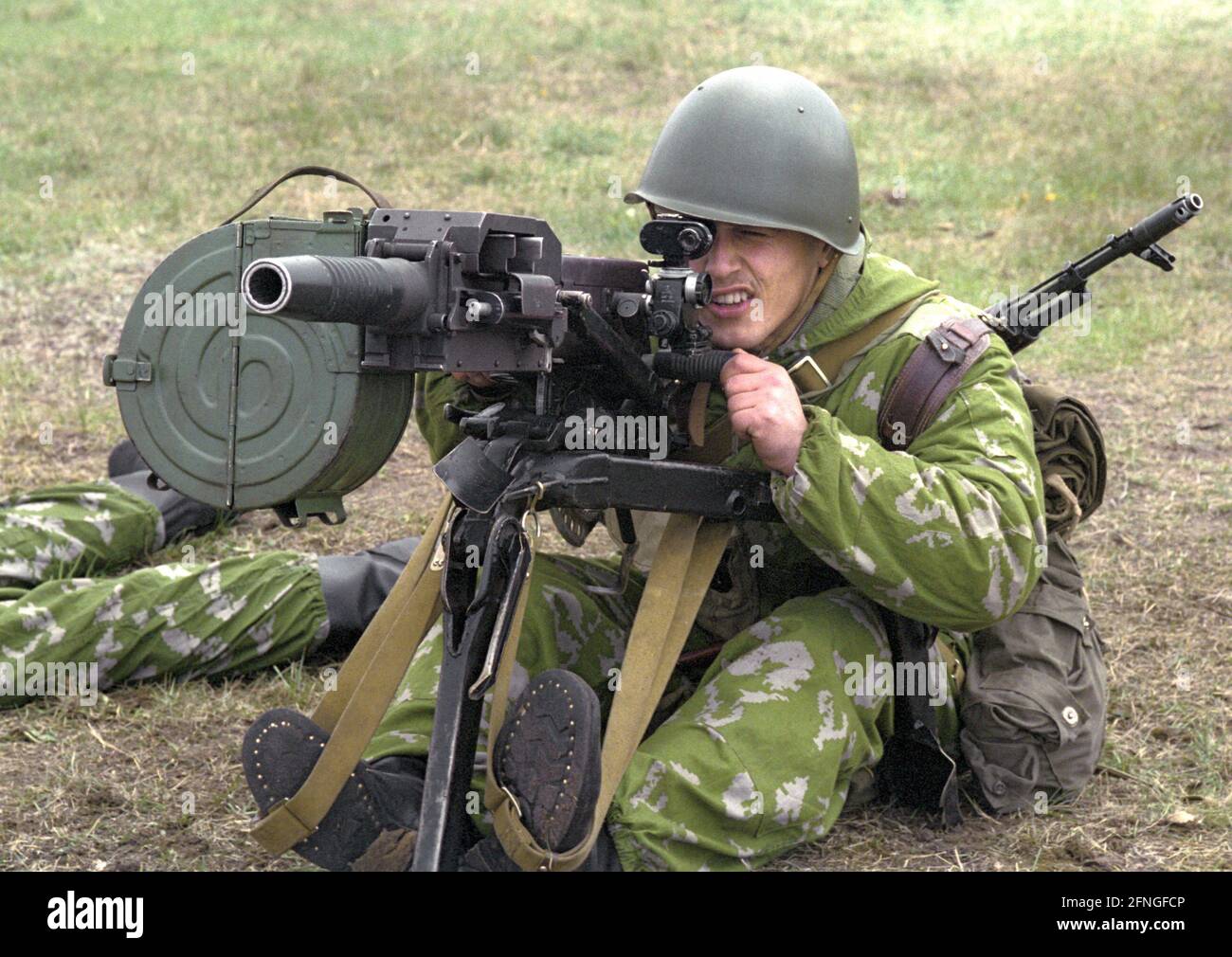 Brandenburg / DDR / Militär / 1990 Verteidigungsminister Gerhard Stoltenberg, CDU, besucht sowjetische Truppen in Brandenburg. Für ihn wird ein Manöver durchgeführt. Sowjetischer Soldat in Wuensdorf demonstriert Kampfbereitschaft Wuensdorf bei Berlin war das europäische Hauptquartier der Roten Armee // Sowjetunion / Vereinigung / Militär / Sowjets [automatisierte Übersetzung] Stockfoto