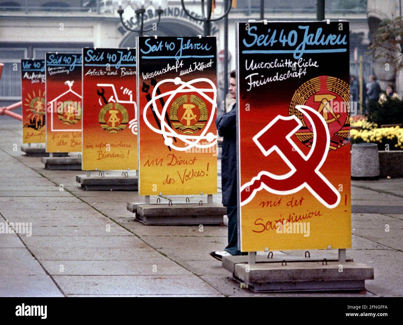 Thüringen / DDR / Oktober 1989 Erfurt vor dem Bahnhof. Plakate zum 40. Jahrestag der DDR. - Hammer und Sichel, unerschütterliche Freundschaft mit der Sowjetunion, Wissenschaft und Kunst im Dienste des Volkes, die DDR existierte noch, sie wurde von der SED regiert. // Symbol / Bundesländer / DDR-Politik / Sowjet [automatisierte Übersetzung] Stockfoto