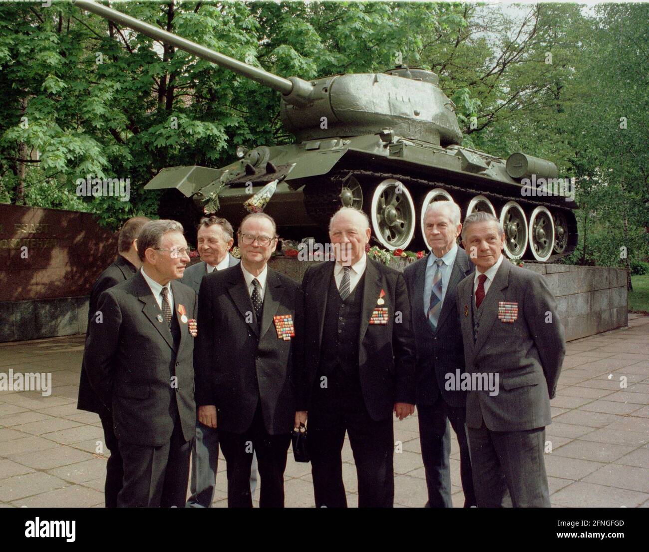 Berlin / Geschichte / Weltkrieg / 1995 Kapitulation Museum in Karlshorst. Russische Kriegsveteranen vor einem T34-Panzer. In diesem Gebäude wurde 1945 vor den sowjetischen Märschen die Kapitulation der deutschen Armee unterzeichnet. Für die westlichen Alliierten wurde die Unterzeichnung später wiederholt. Das Museum befand sich neben dem sowjetischen Hauptquartier in Berlin. Es ist heute Teil des Deutschen Historischen Museums. Zur Eröffnung wurden aktive Soldaten eingeladen. // 1933-1945 / Kultur / Museen / Rote Armee / Sowjetisches Denkmal / [automatisierte Übersetzung] Stockfoto