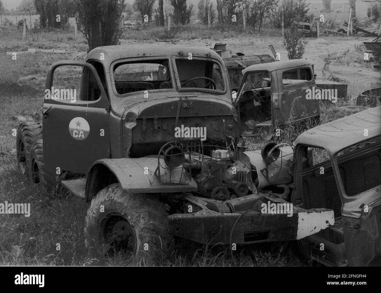 Sachsen-Anhalt / DDR-Land / Sowjets 1991 ehemalige sowjetische Kaserne in Wittenberg. Die Soldaten sind weg, der Müll ist geblieben. Große Flächen der ehemaligen Kasernen und Rangierplätze sind noch nicht saniert, russische Lastwagen, halbkanibalisiert // Rote Armee / Kasernen / Umwelt / Beruf / Einheit / Militär [automatisierte Übersetzung] Stockfoto