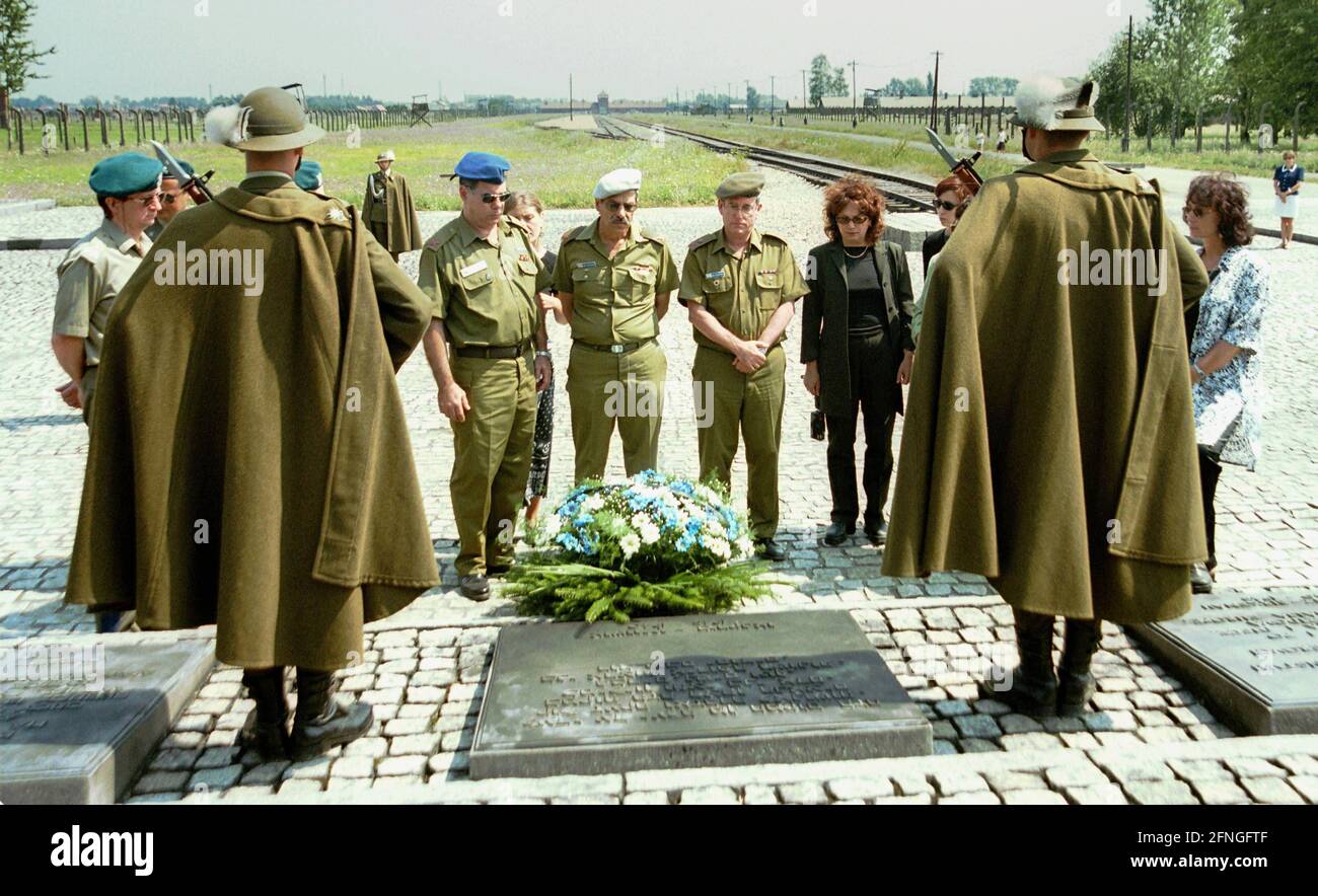 Polen / Geschichte / Konzentrationslager / 1999 Konzentrationslager Auschwitz-Birkenau. Im Gegensatz zum Hauptlager war Auschwitz Birkenau ein Vernichtungslager. Die Gefangenen kamen dorthin, um getötet zu werden. Die Transporte kamen mit dem Zug und endeten auf dieser Strecke. Dann wurde entschieden, wer arbeiten durfte und wer sofort getötet werden sollte. Eine israelische Militärdelegation legt einen Kranz nieder // Konzentrationslager / Nazis / Juden / Holocaust / Israel Nazis / Holocaust / Faschismus // Weltkulturerbe UNESCO Stockfoto